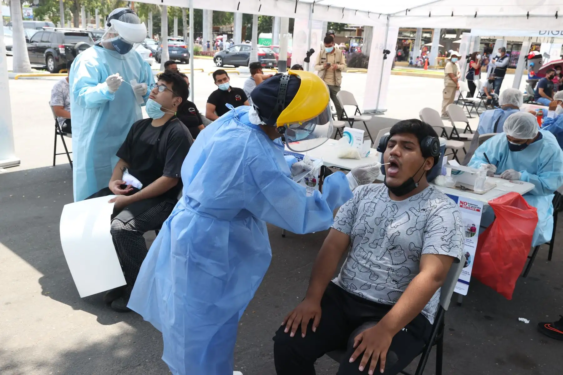 Ministerio de Salud realiza vacunación y descarte de covid-19, a niños y adultos, en los exteriores del Parque de las Leyendas. Foto: ANDINA/Vidal Tarqui