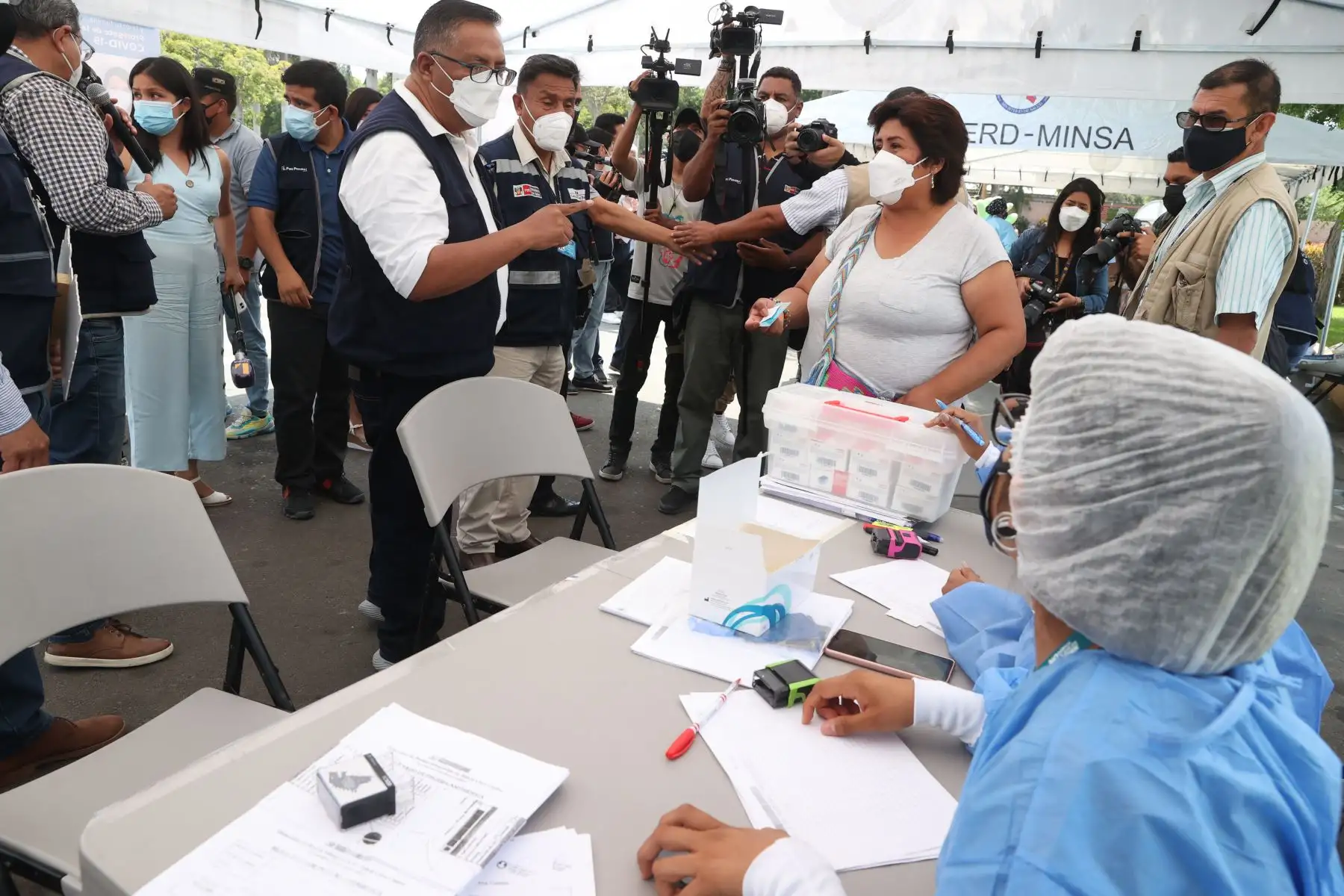 Ministerio de Salud realiza vacunación y descarte de covid-19, a niños y adultos, en los exteriores del Parque de las Leyendas. Foto: ANDINA/Vidal Tarqui
