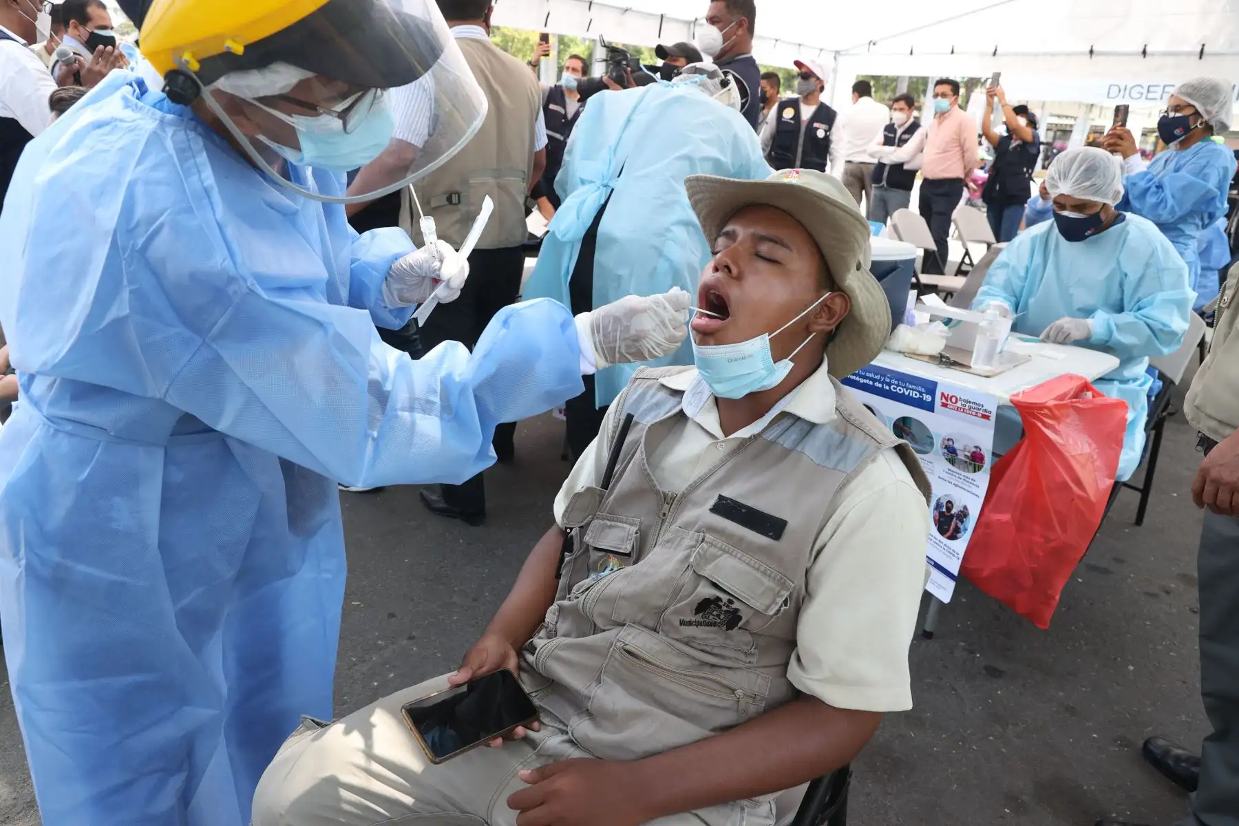 Ministerio de Salud realiza vacunación y descarte de covid-19, a niños y adultos, en los exteriores del Parque de las Leyendas. Foto: ANDINA/Vidal Tarqui