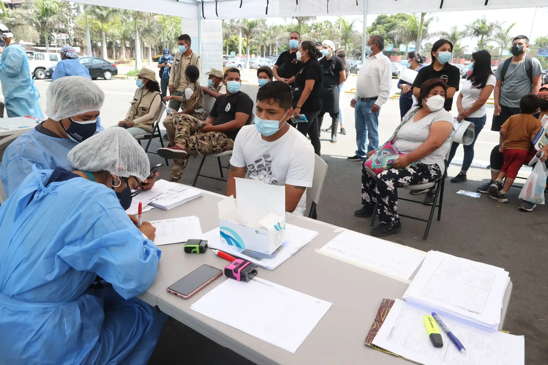 Ministerio de Salud realiza vacunación y descarte de covid-19, a niños y adultos, en los exteriores del Parque de las Leyendas. Foto: ANDINA/Vidal Tarqui