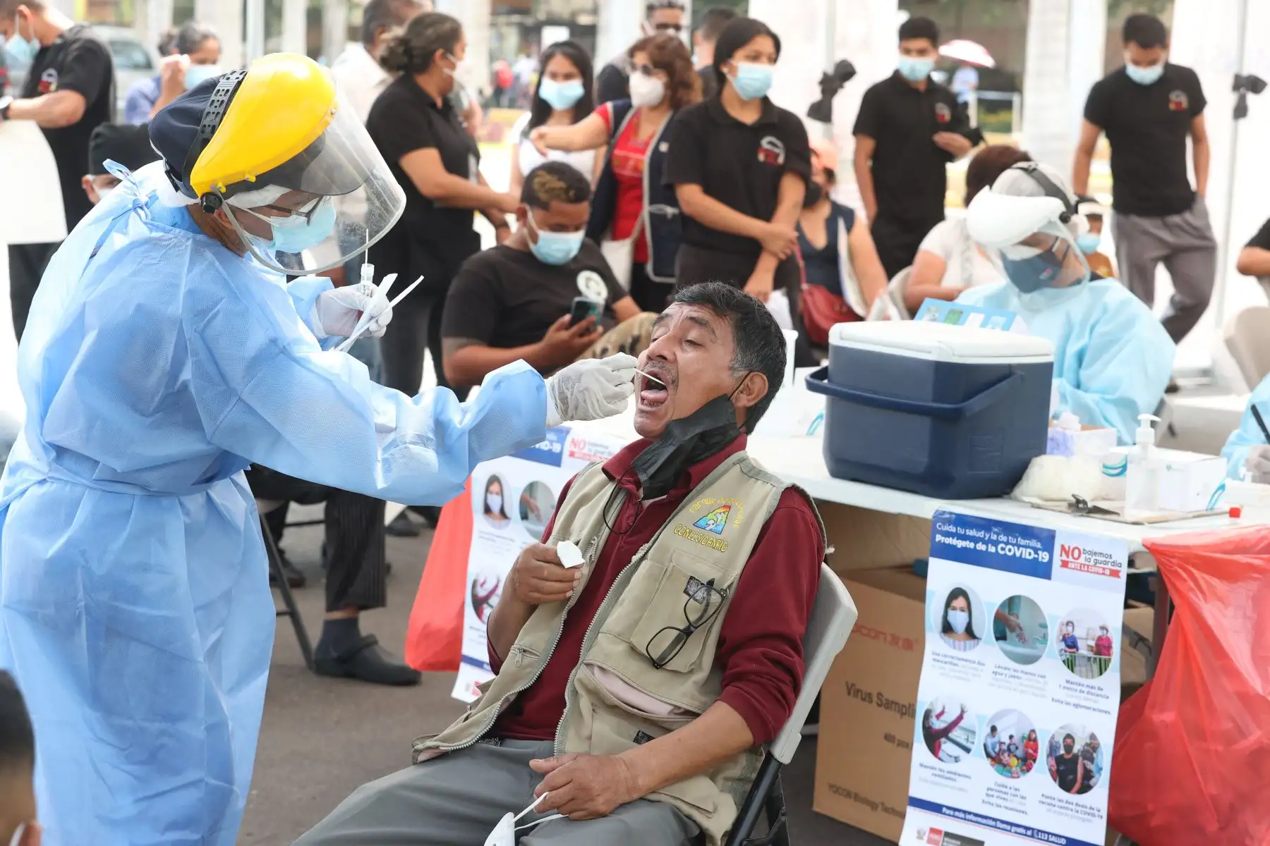 Ministerio de Salud realiza vacunación y descarte de covid-19, a niños y adultos, en los exteriores del Parque de las Leyendas. Foto: ANDINA/Vidal Tarqui