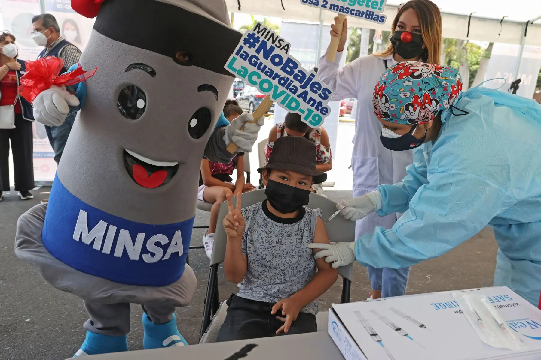 Ministerio de Salud realiza vacunación y descarte de covid-19, a niños y adultos, en los exteriores del Parque de las Leyendas. Foto: ANDINA/Vidal Tarqui