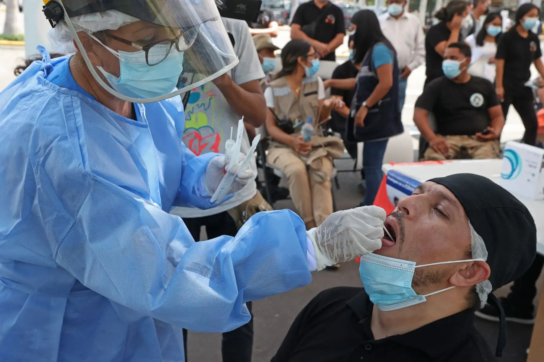 Ministerio de Salud realiza vacunación y descarte de covid-19, a niños y adultos, en los exteriores del Parque de las Leyendas. Foto: ANDINA/Vidal Tarqui