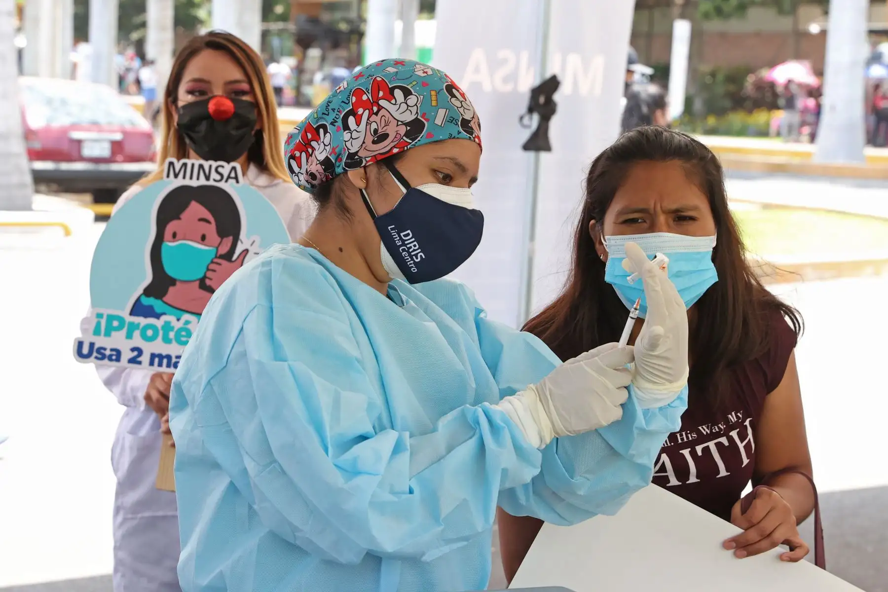 Ministerio de Salud realiza vacunación y descarte de covid-19, a niños y adultos, en los exteriores del Parque de las Leyendas. Foto: ANDINA/Vidal Tarqui