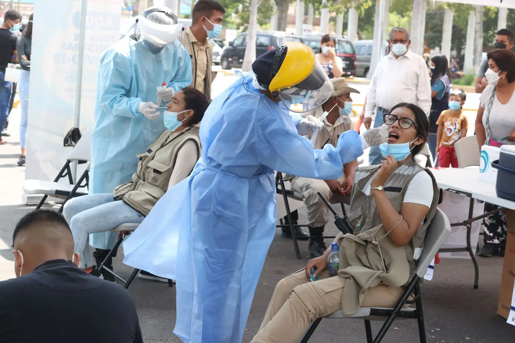 Ministerio de Salud realiza vacunación y descarte de covid-19, a niños y adultos, en los exteriores del Parque de las Leyendas. Foto: ANDINA/Vidal Tarqui