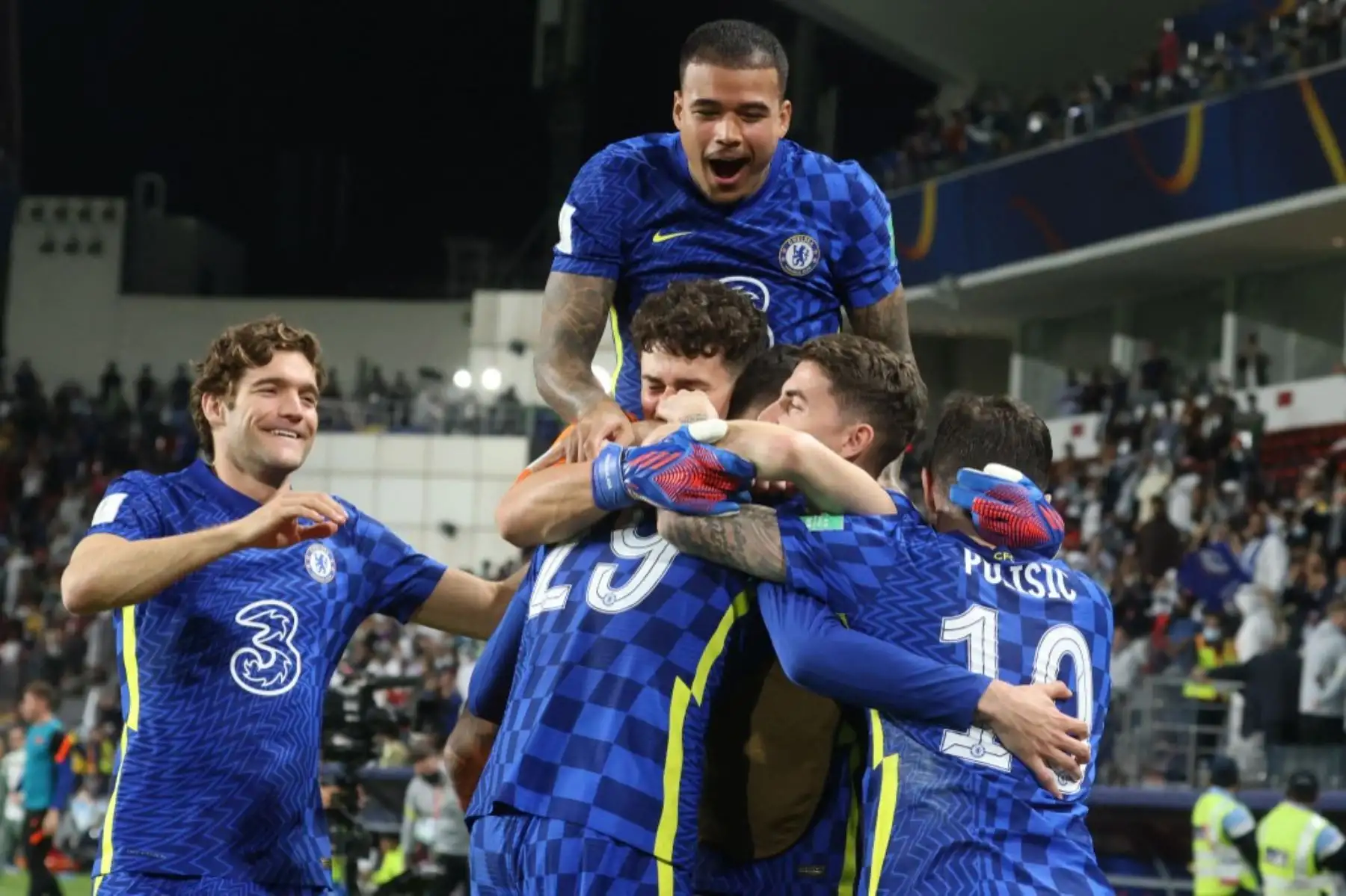 Los jugadores del Chelsea celebran después de ganar el partido de fútbol final de la Copa Mundial de Clubes de la FIFA 2021 contra el Palmeiras de Brasil en el estadio Mohammed Bin Zayed en Abu Dhabi, el 12 de febrero de 2022. Foto: AFP