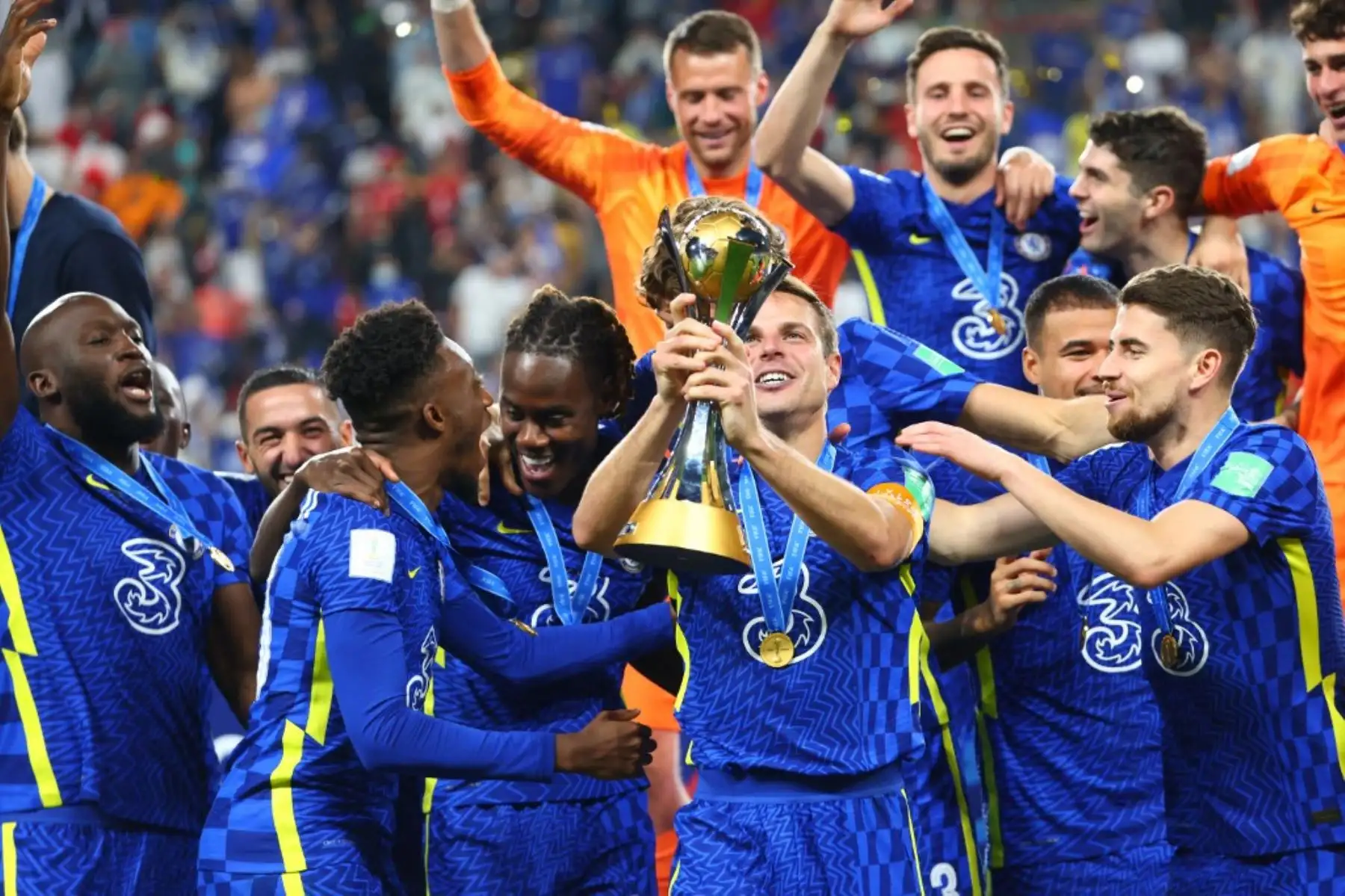Los jugadores del Chelsea celebran con su trofeo después de ganar el partido de fútbol final de la Copa Mundial de Clubes de la FIFA 2021 contra el Palmeiras de Brasil en el estadio Mohammed Bin Zayed en Abu Dhabi, el 12 de febrero de 2022. Foto: AFP