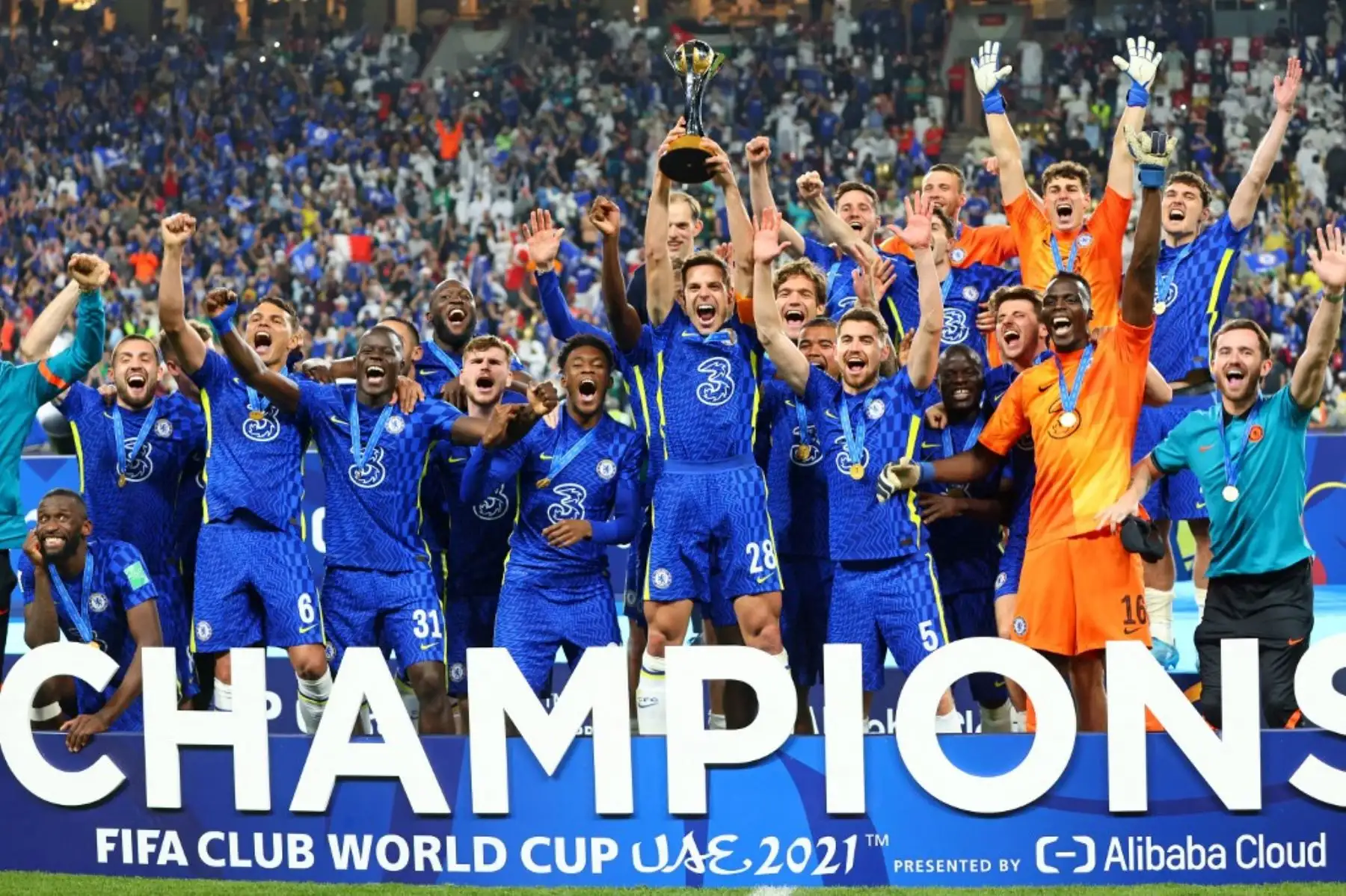 Los jugadores del Chelsea celebran con su trofeo después de ganar el partido de fútbol final de la Copa Mundial de Clubes de la FIFA 2021 contra el Palmeiras de Brasil en el estadio Mohammed Bin Zayed en Abu Dhabi, el 12 de febrero de 2022. Foto: AFP