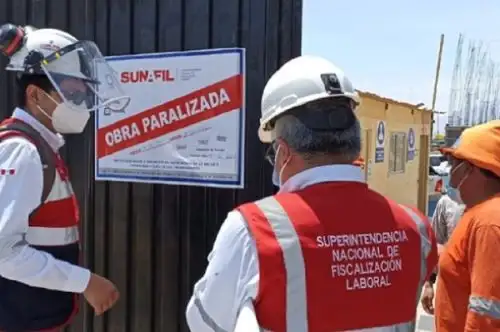 Inspectores de la Intendencia Regional de Arequipa de la Sunafil paralizaron por 10 días hábiles los trabajos de construcción civil que se ejecutan en una institución educativa en el distrito de Socabaya, dado que no brindaba las condiciones de seguridad exigidas y con ello se ponía en riesgo la integridad de los trabajadores.