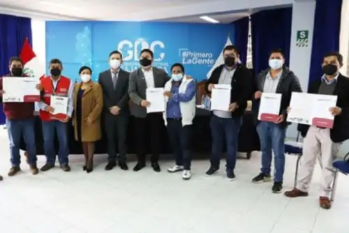 El Ministerio de Transportes y Comunicaciones, a través de Provías Descentralizado, firmó convenios con el Gobierno Regional de Cajamarca y las municipalidades provinciales de ese departamento para la ejecución del mantenimiento periódico y rutinario de las vías departamentales y vecinales de la región.