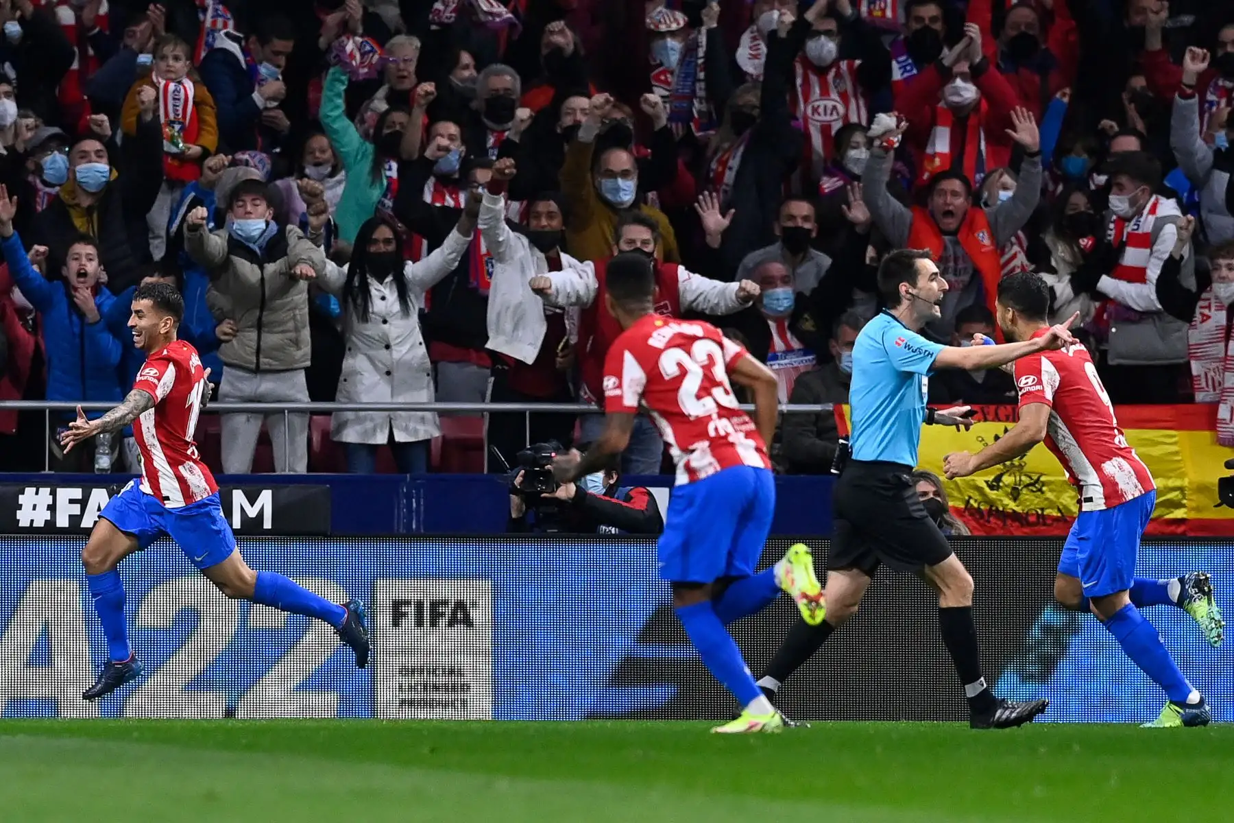 El delantero argentino del Atlético de Madrid Ángel Correa celebra con sus compañeros de equipo después de marcar el primer gol de su equipo durante el partido de fútbol de la liga española entre el Club Atlético de Madrid y el Getafe. Foto: AFP