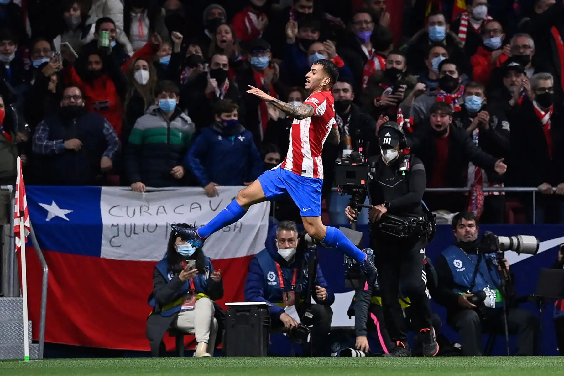 El delantero argentino del Atlético de Madrid Ángel Correa celebra después de marcar el primer gol de su equipo durante el partido de fútbol de la liga española entre el Club Atlético de Madrid y el Getafe. Foto: AFP