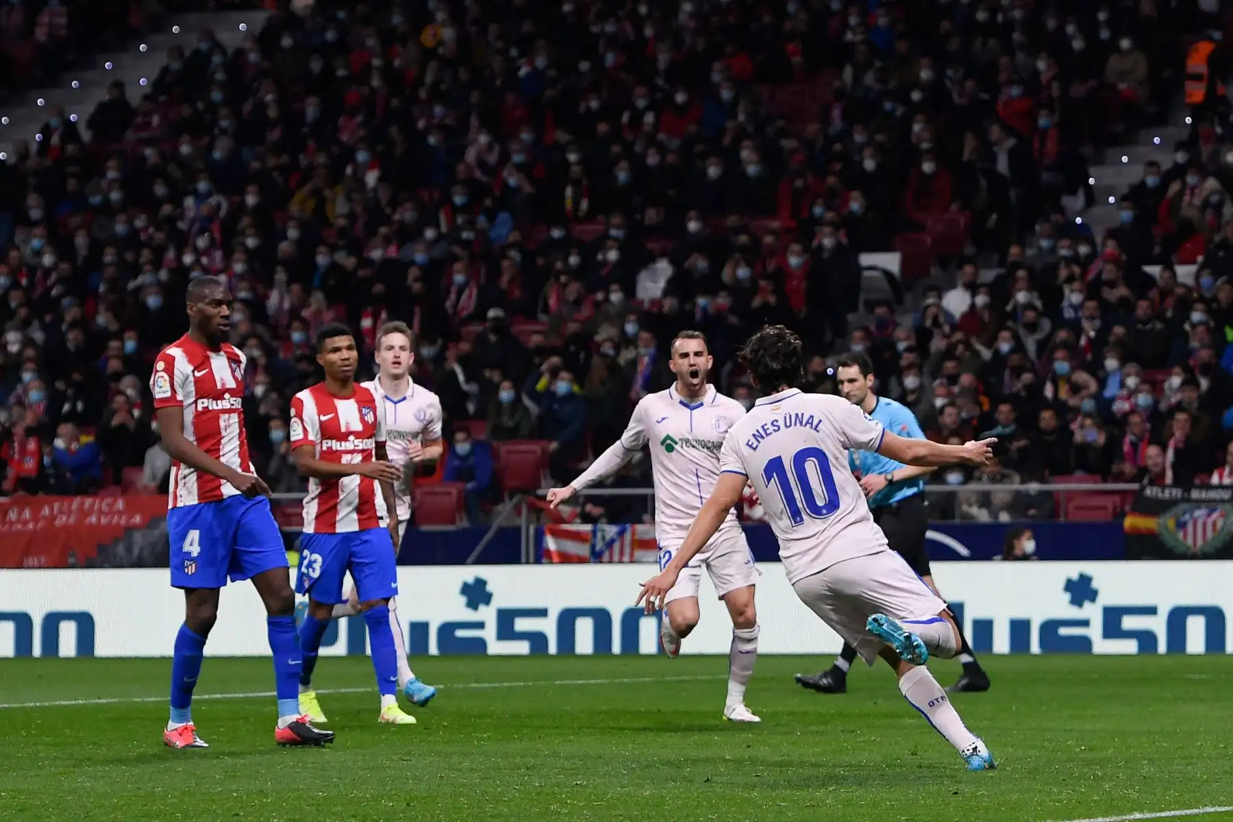 El delantero turco del Getafe, Enes Unal , celebra después de marcar el segundo gol de su equipo durante el partido de fútbol de la liga española entre el Club Atlético de Madrid y el Getafe. Foto: AFP
