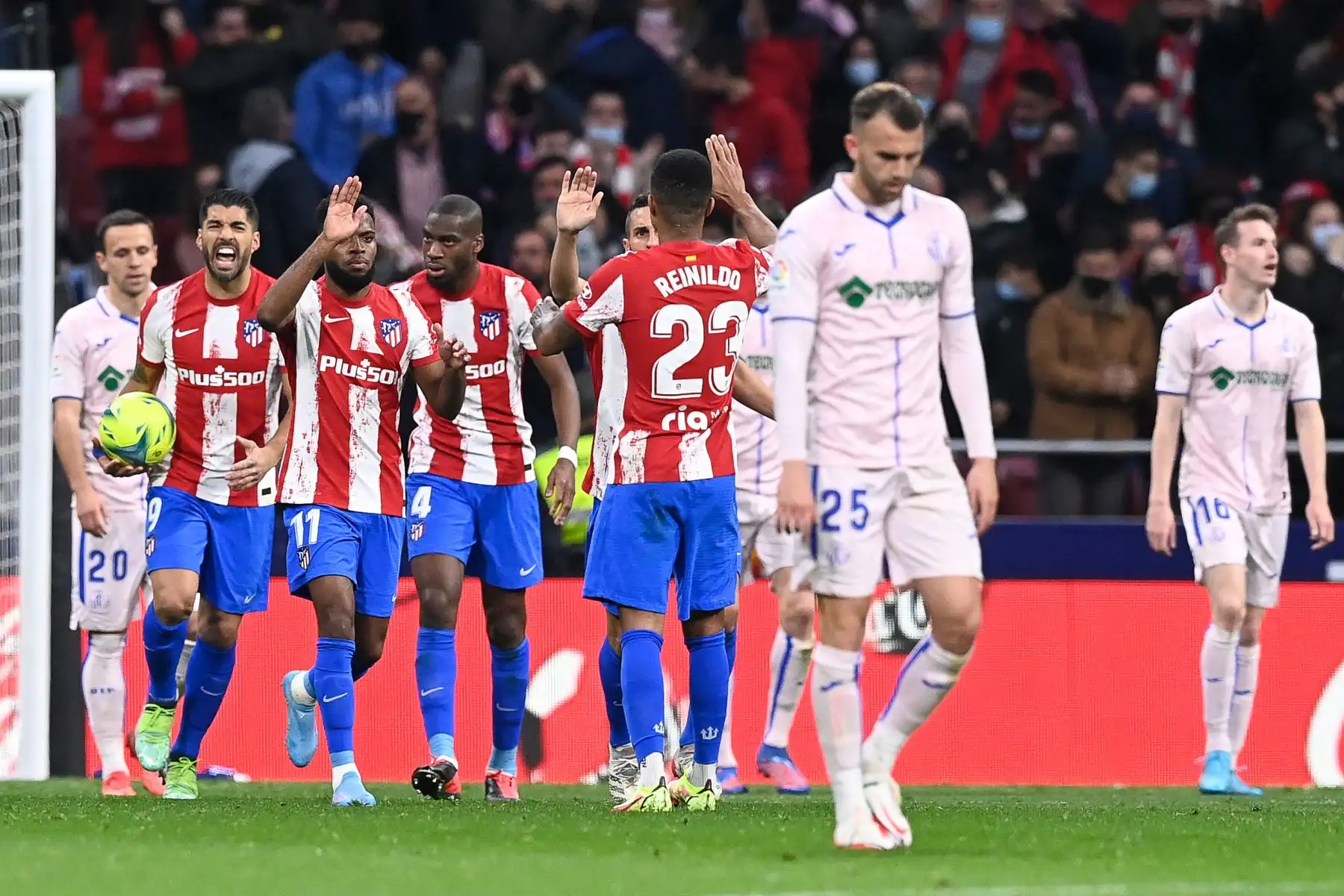 Los jugadores del Atlético de Madrid celebran después de marcar el tercer gol de su equipo durante el partido de fútbol de la liga española entre el Club Atlético de Madrid y el Getafe. Foto: AFP