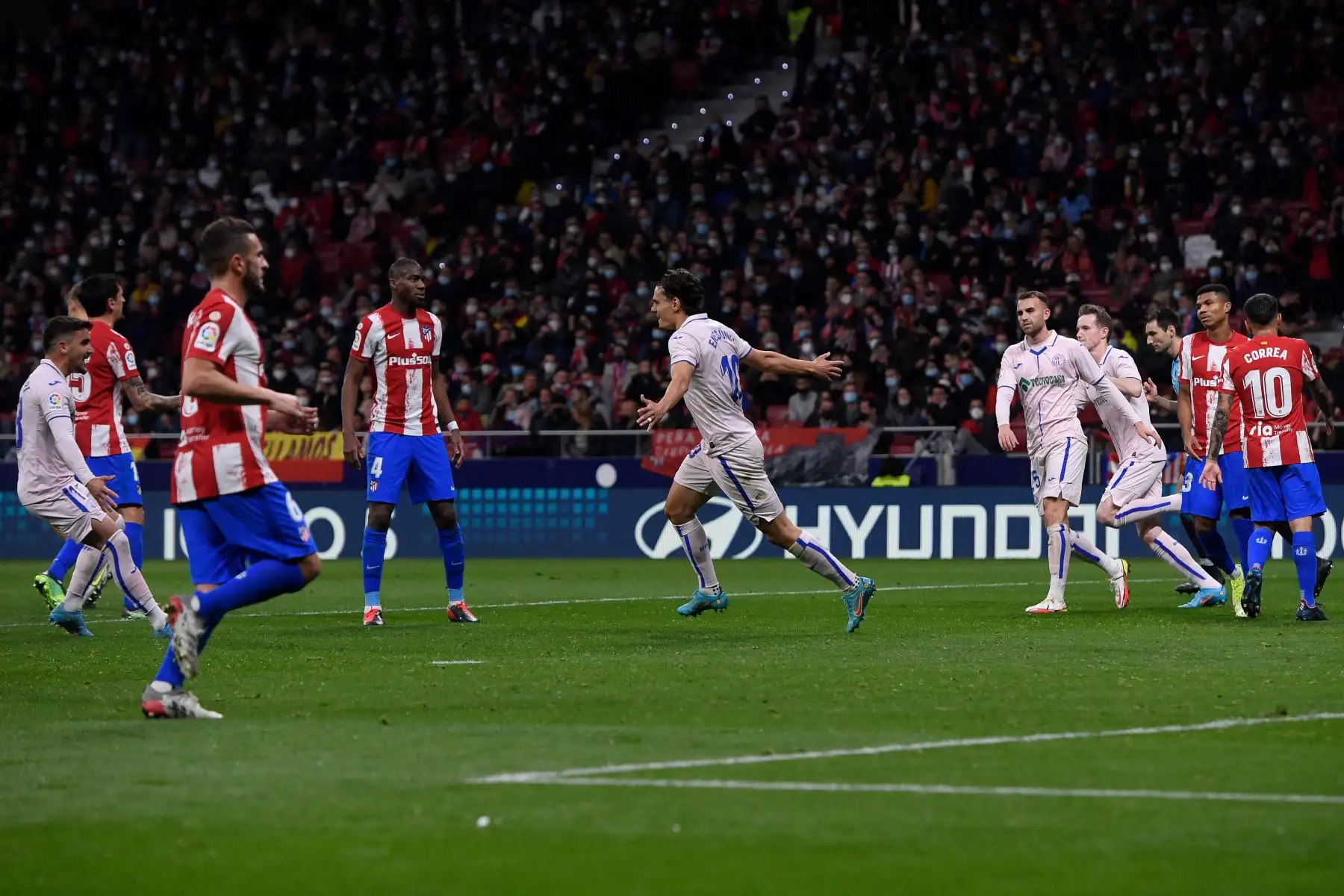 El delantero turco del Getafe Enes Unal  celebra tras marcar un gol durante el partido de fútbol de la liga española entre el Club Atlético de Madrid y el Getafe. Foto: AFP