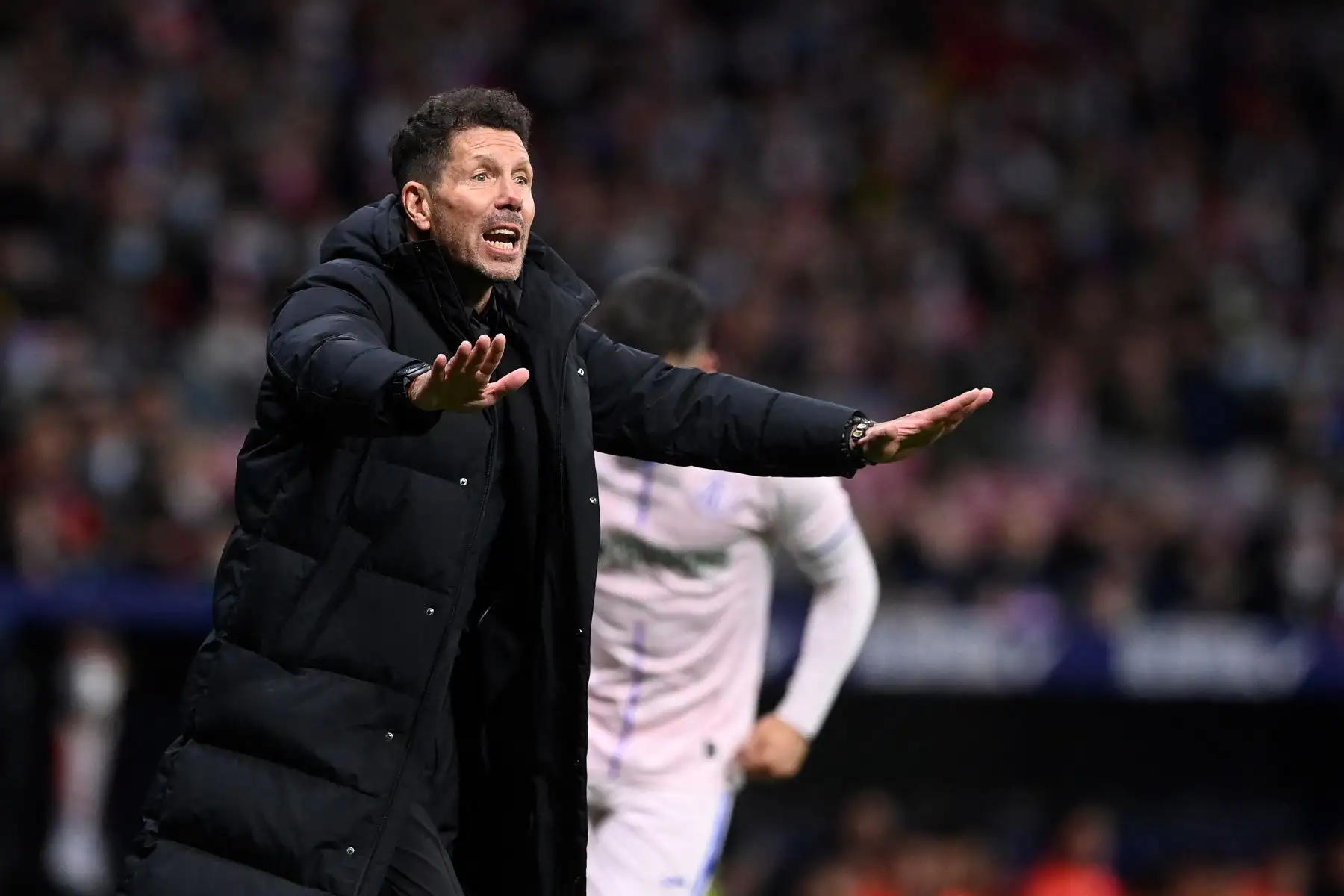 El entrenador argentino del Atlético de Madrid, Diego Simeone, gesticula durante el partido de fútbol de la liga española entre el Club Atlético de Madrid y el Getafe. Foto: AFP