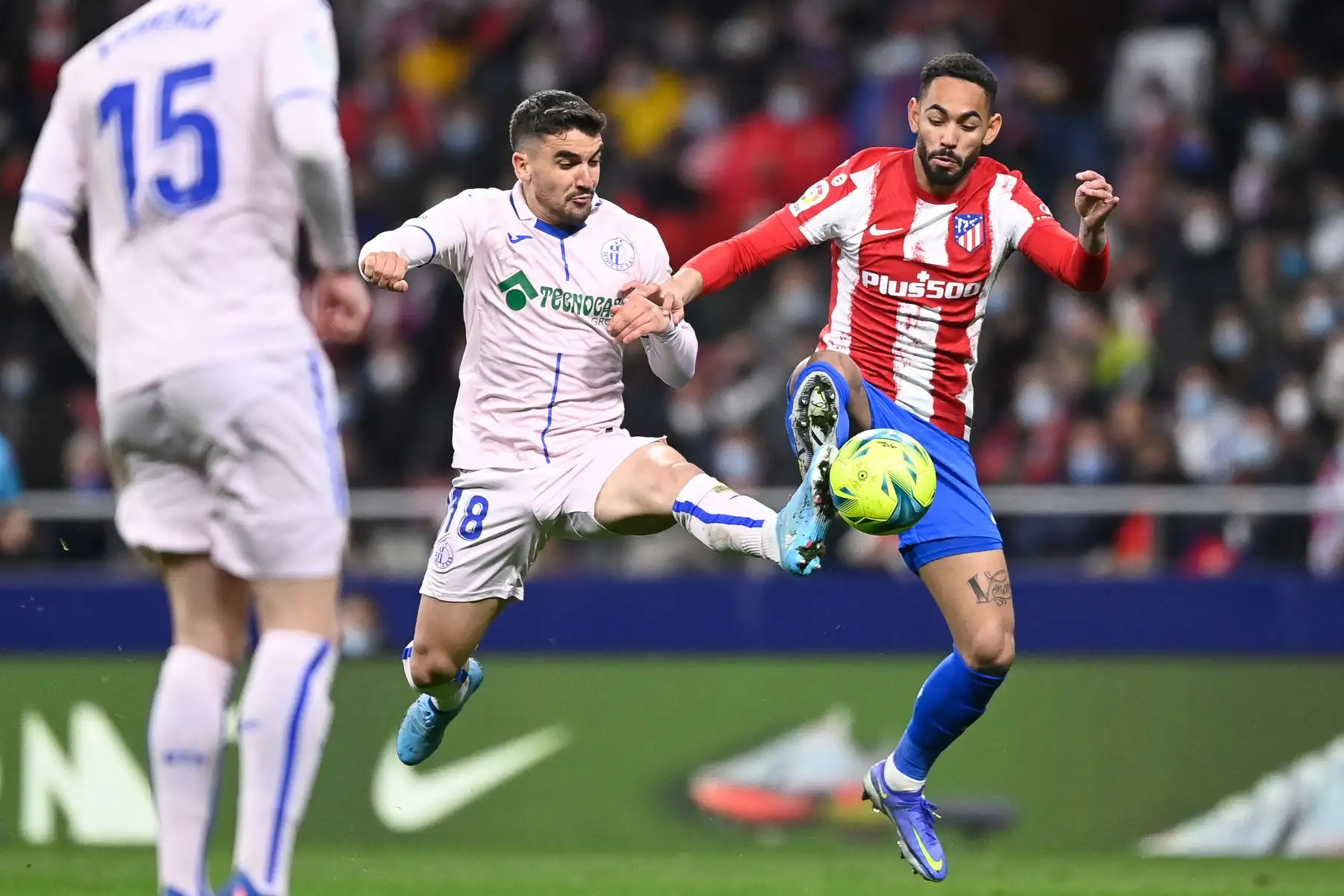 El centrocampista uruguayo de Getafe Mauro Arambarri  lucha por el balón con el delantero brasileño del Atlético de Madrid Matheus Cunha durante el partido de fútbol de la liga española entre el Club Atlético de Madrid y el Getafe. Foto: AFP