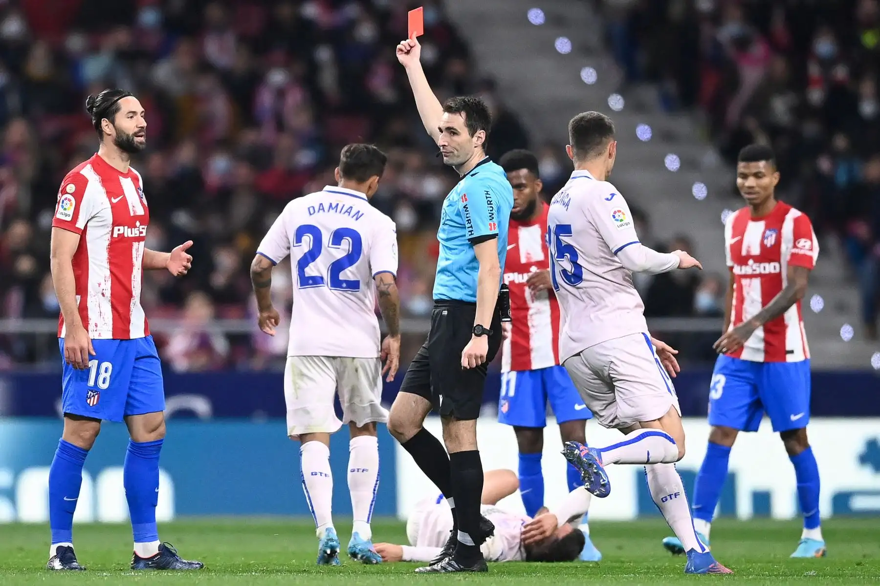 El árbitro español Ricardo De Burgos Bengoetxea da una tarjeta roja al defensor brasileño del Atlético de Madrid Felipe durante el partido de fútbol de la liga española entre el Club Atlético de Madrid y el Getafe. Foto: AFP