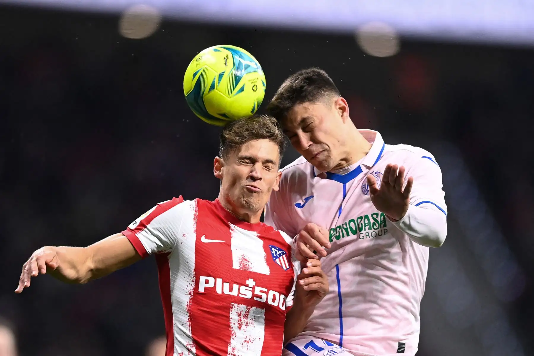 El centrocampista español del Atlético de Madrid, Marcos Llorente, y el defensor español del Getafe, Jorge Cuenca, encabezan el balón durante el partido de fútbol de la liga española entre el Club Atlético de Madrid y el Getafe. Foto: AFP