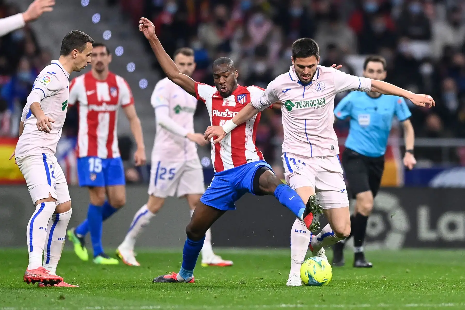 El centrocampista francés del Atlético de Madrid Geoffrey Kondogbia lucha por el balón con el delantero español del Getafe Dario Poveda durante el partido de fútbol de la liga española entre el Club Atlético de Madrid y el Getafe. Foto: AFP