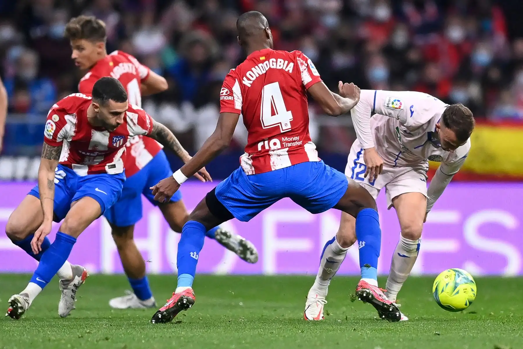 El centrocampista francés del Atlético de Madrid Geoffrey Kondogbia lucha por el balón con el delantero español de Getafe Borja Mayoral durante el partido de fútbol de la liga española entre el Club Atlético de Madrid y el Getafe. Foto: AFP