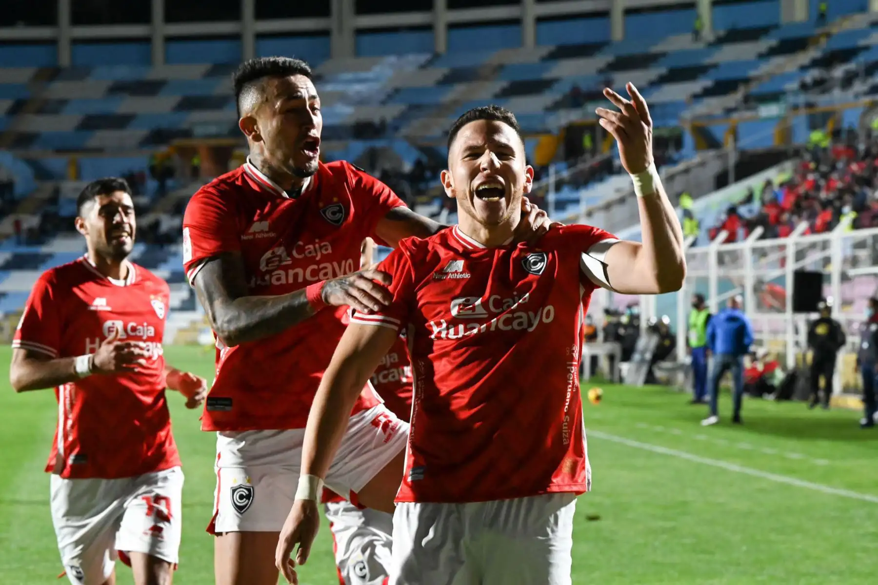 El jugador de Cienciano, Adrián Ugarriza anota un gol ante Deportivo Municipal, por la segunda fecha de la Liga 1 en el estadio Inca Garcilaso en Cusco.
Foto: Liga 1