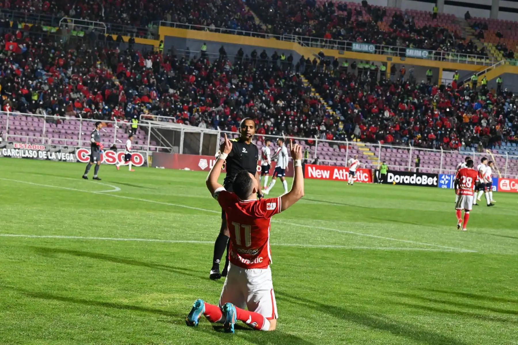 El jugador de Cienciano, Adrián Ugarriza anota un gol ante Deportivo Municipal, por la segunda fecha de la Liga 1 en el estadio Inca Garcilaso en Cusco.
Foto: Liga 1
