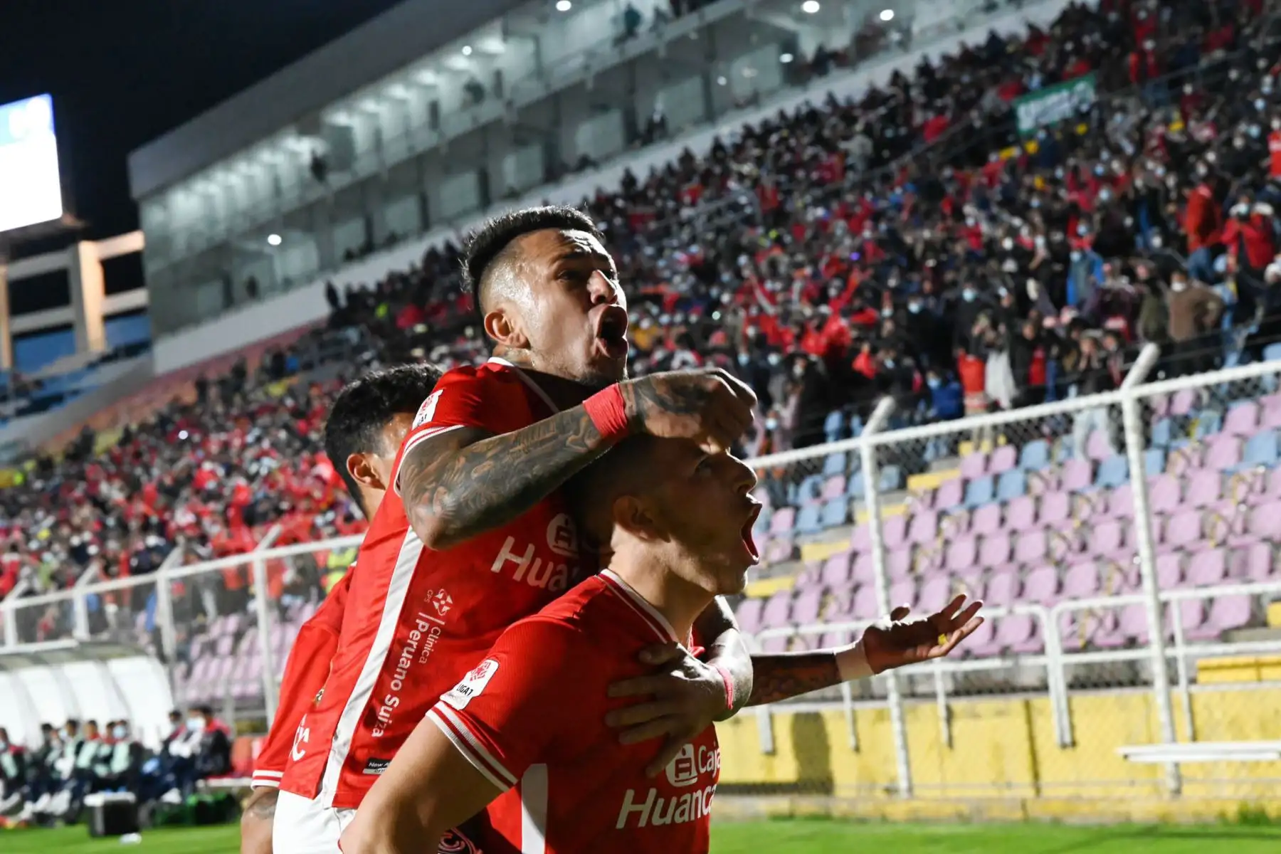 El jugador de Cienciano, Adrián Ugarriza anota un gol ante Deportivo Municipal, por la segunda fecha de la Liga 1 en el estadio Inca Garcilaso en Cusco.
Foto: Liga 1
