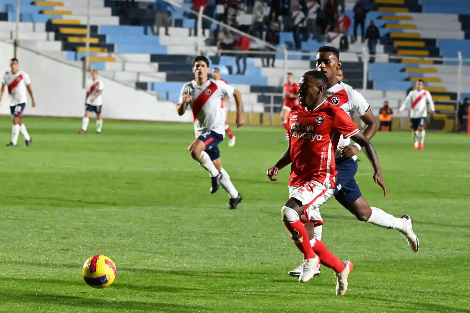 El jugador de Cienciano, Jack Duran disputa el balón ante el jugador de Deportivo Municipal, por la segunda fecha de la Liga 1 en el estadio Inca Garcilaso en Cusco.
Foto: Liga 1