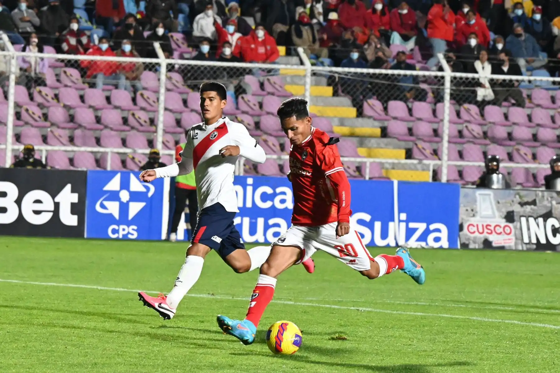 El jugador de Cienciano, Kevin Sandoval disputa el balón ante el jugador de Deportivo Municipal, por la segunda fecha de la Liga 1 en el estadio Inca Garcilaso en Cusco.
Foto: Liga 1