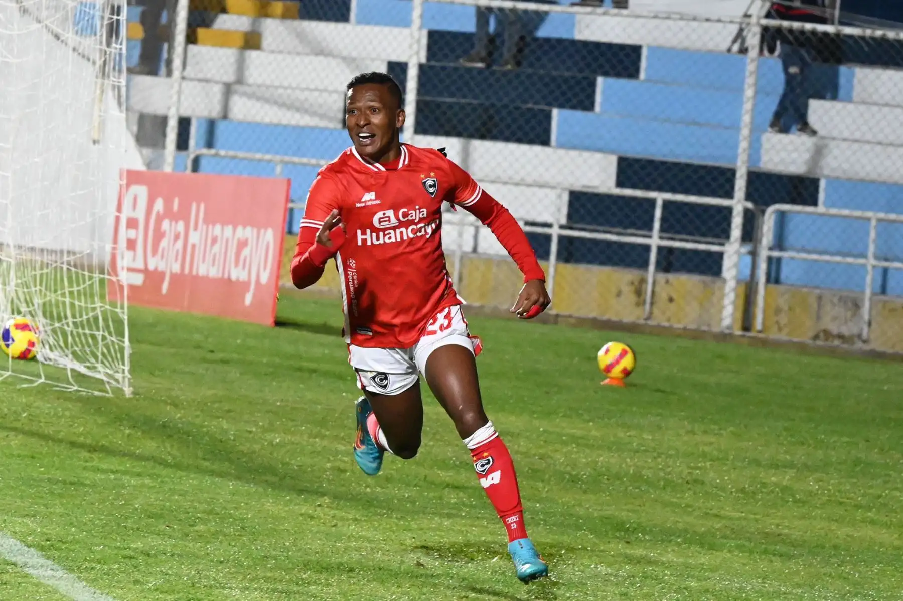 El jugador de Cienciano, Fernando Guerrero anota un gol ante Deportivo Municipal, por la segunda fecha de la Liga 1 en el estadio Inca Garcilaso en Cusco.
Foto: Liga 1
Foto: ANDINA/Difusión