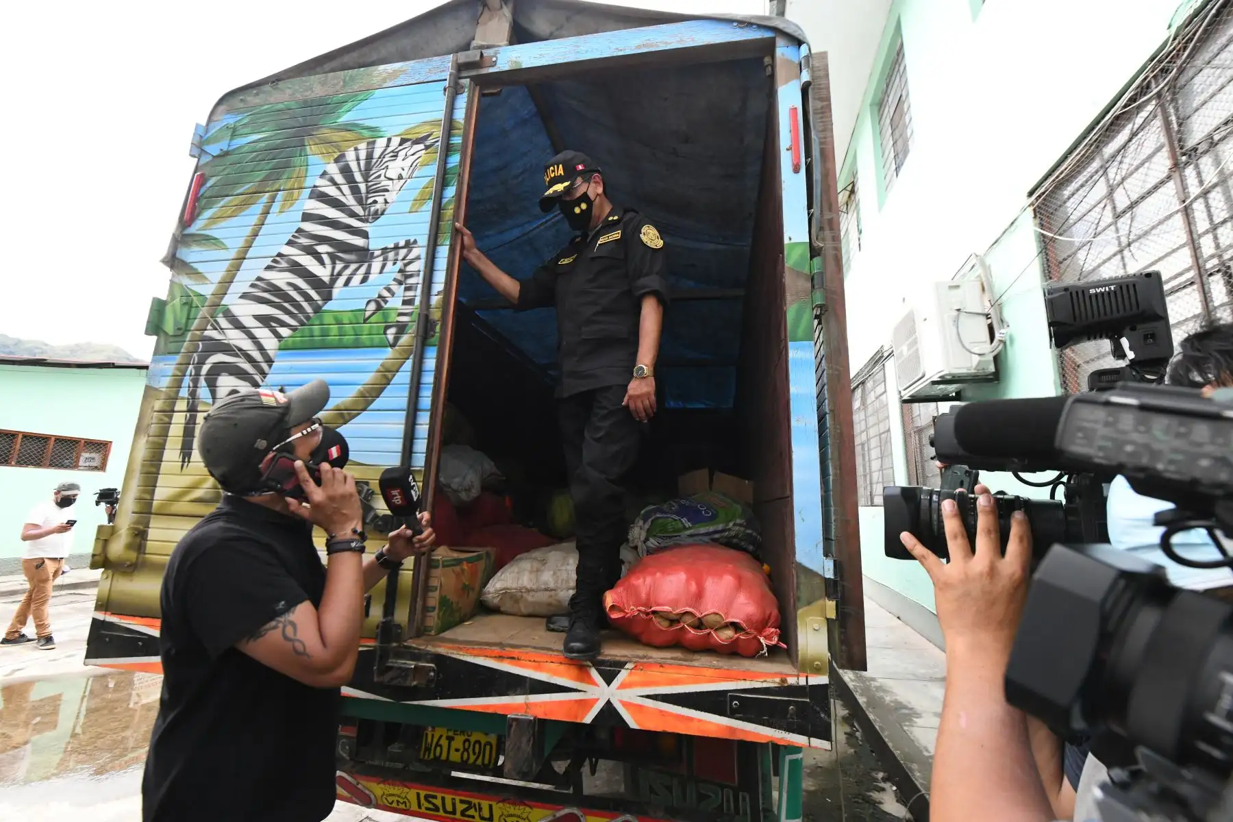 El ministro del Interior, Alfonso Chávarry Estrada, destacó la labor que realizan los policías para luchar frontalmente contra el tráfico ilícito de drogas al presentar anoche la incautación de 380 kilos de cannabis sativa (marihuana) en la región Huánuco. Aseguró que la lucha contra el narcotráfico es una prioridad de su gestión y que se seguirá empoderando a la Policía Nacional del Perú (PNP) para combatir este flagelo. Foto: Mininter