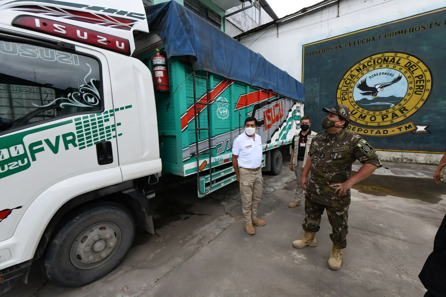 El ministro del Interior, Alfonso Chávarry Estrada, destacó la labor que realizan los policías para luchar frontalmente contra el tráfico ilícito de drogas al presentar anoche la incautación de 380 kilos de cannabis sativa (marihuana) en la región Huánuco. Aseguró que la lucha contra el narcotráfico es una prioridad de su gestión y que se seguirá empoderando a la Policía Nacional del Perú (PNP) para combatir este flagelo. Foto: Mininter