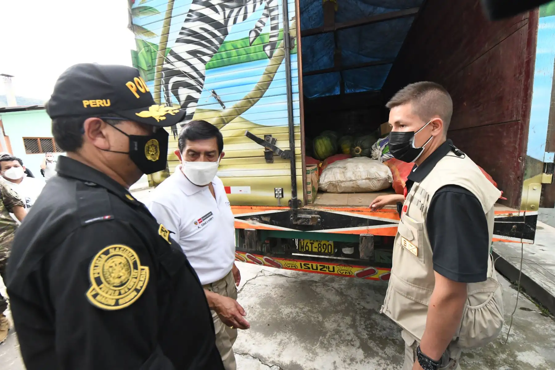 El ministro del Interior, Alfonso Chávarry Estrada, destacó la labor que realizan los policías para luchar frontalmente contra el tráfico ilícito de drogas al presentar anoche la incautación de 380 kilos de cannabis sativa (marihuana) en la región Huánuco. Aseguró que la lucha contra el narcotráfico es una prioridad de su gestión y que se seguirá empoderando a la Policía Nacional del Perú (PNP) para combatir este flagelo. Foto: Mininter