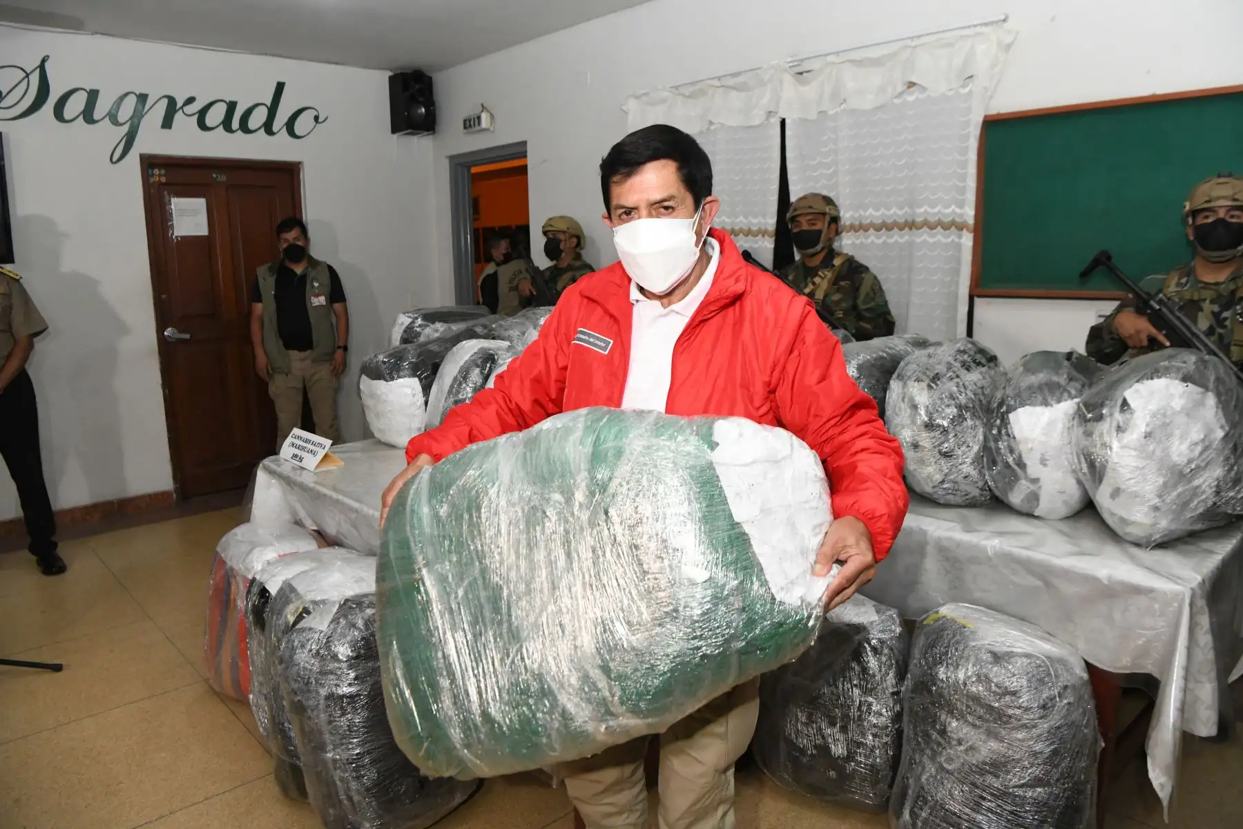 El ministro del Interior, Alfonso Chávarry Estrada, destacó la labor que realizan los policías para luchar frontalmente contra el tráfico ilícito de drogas al presentar anoche la incautación de 380 kilos de cannabis sativa (marihuana) en la región Huánuco. Aseguró que la lucha contra el narcotráfico es una prioridad de su gestión y que se seguirá empoderando a la Policía Nacional del Perú (PNP) para combatir este flagelo. Foto: Mininter