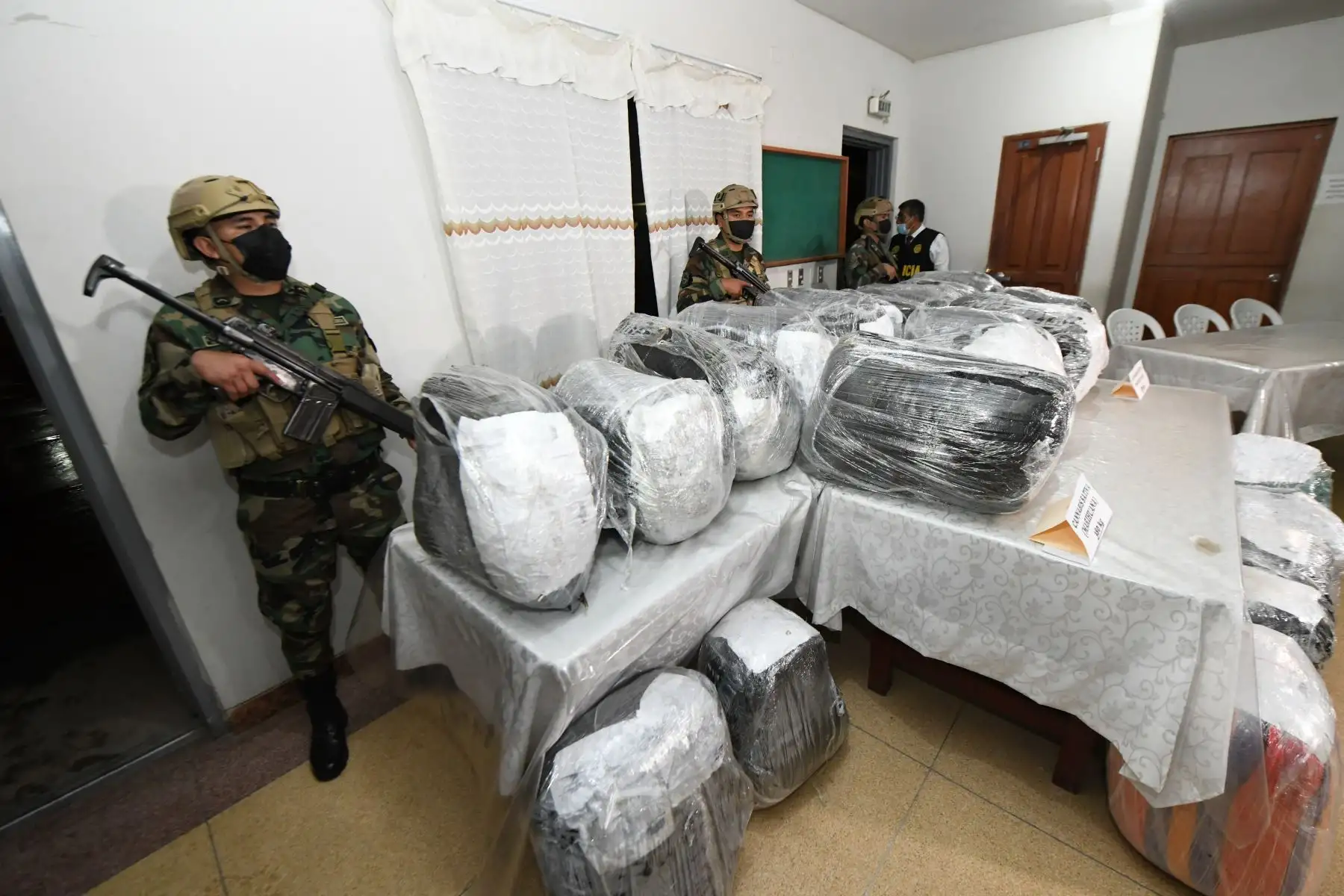 Además, el titular del Mininter comentó que como parte del trabajo que vienen realizando en su visita a las unidades policiales en las ciudades de Tingo María y Huánuco, junto al comandante general de la PNP, general de Policía Vicente Tiburcio Orbezo, está coordinando y definiendo los planes y estrategias para seguir combatiendo el tráfico ilegal de drogas en todo el Alto Huallaga. Foto: Mininter