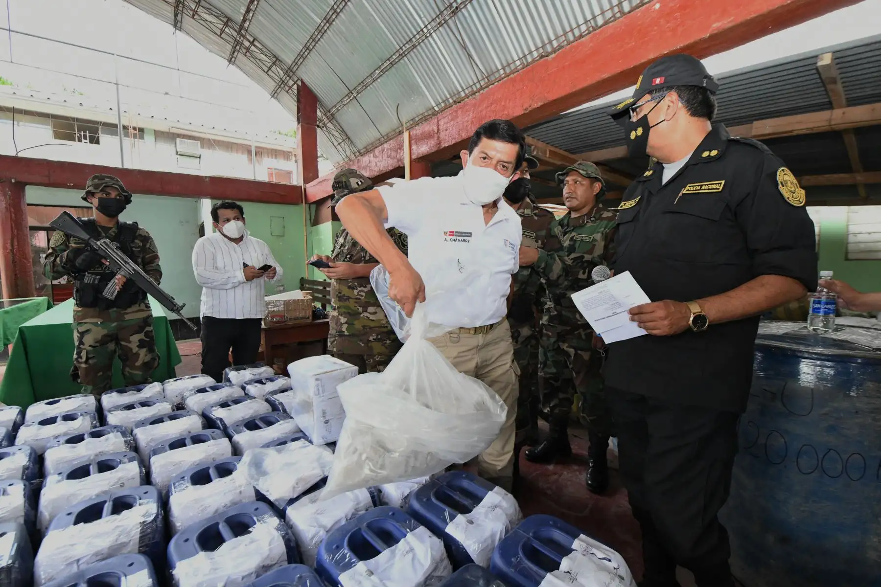 Durante su estadía en la ciudad de Huánuco, el ministro Chávarry supervisó las labores de los agentes de la Depotad y remarcó el firme compromiso de la Policía Nacional para luchar contra el narcotráfico en todo el país. Foto: Mininter