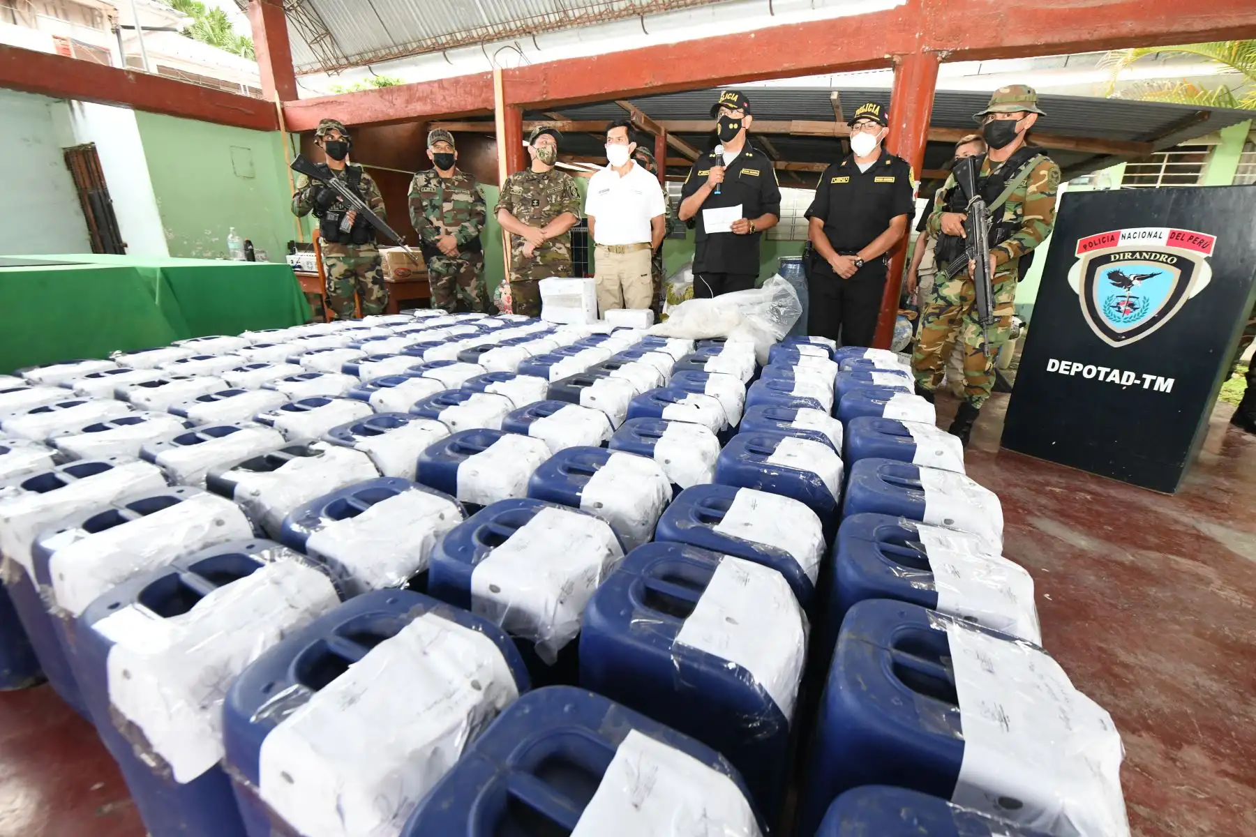 La incautación de la droga se logró gracias al operativo de interdicción ejecutado por agentes del Departamento de Operaciones Tácticas Antidrogas Huánuco-Huallaga (#Depotad). Los uniformados intervinieron un bus interprovincial y decomisaron más de 21.5 kilos de marihuana camuflada en una bolsa de rafia. Asimismo, realizaron patrullajes en zonas de plantaciones en el sector Cashapampa, en la provincia de Huaycabamba, para neutralizar la cadena de producción (sembrío, cosecha, acopio, secado y venta) de la droga. Foto: Mininter