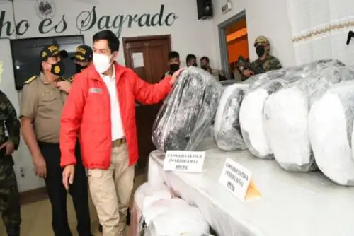 La incautación de la droga se logró gracias al operativo de interdicción ejecutado por agentes del Departamento de Operaciones Tácticas Antidrogas Huánuco-Huallaga (Depotad). Un bus interprovincial fue intervenido y decomisaron más de 21.5 kilos de marihuana camuflada en una bolsa de rafia.