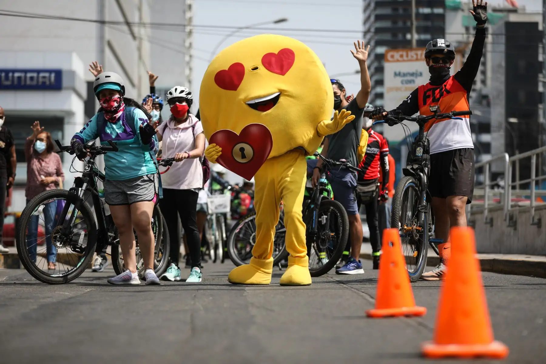 Ciclistas celebran el amor y la amistad pedaleando en la ciclovía de la Av. Arequipa. Amigos, enamorados, novios y esposos participan de las actividades por motivo del Día de San Valentín. Foto: MML
