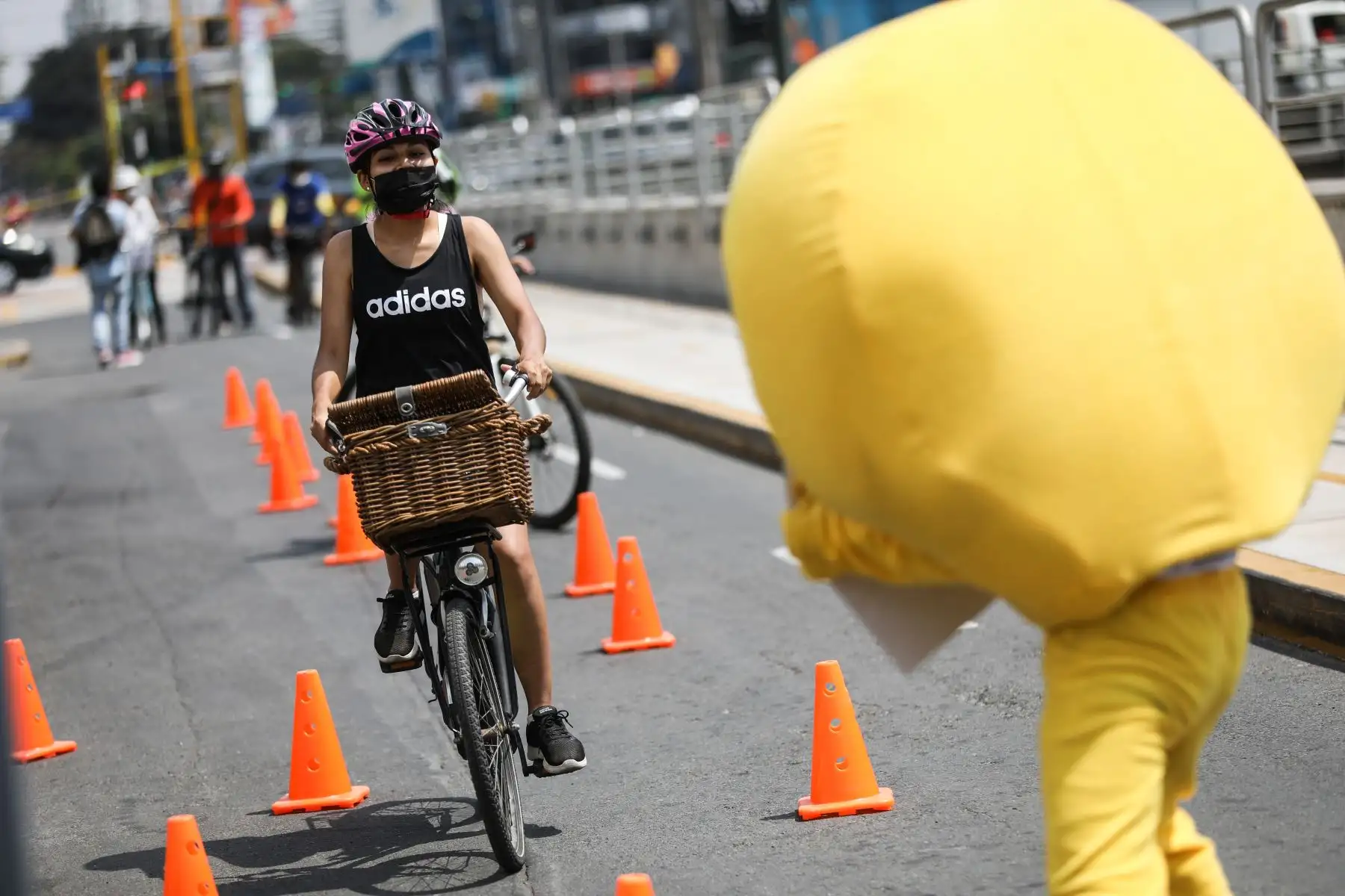 Ciclistas celebran el Día del Amor y la Amistad pedaleando en la ciclovía de la Av. Arequipa. Amigos, enamorados, novios y esposos participan de las actividades por motivo del Día de San Valentín. Foto: MML