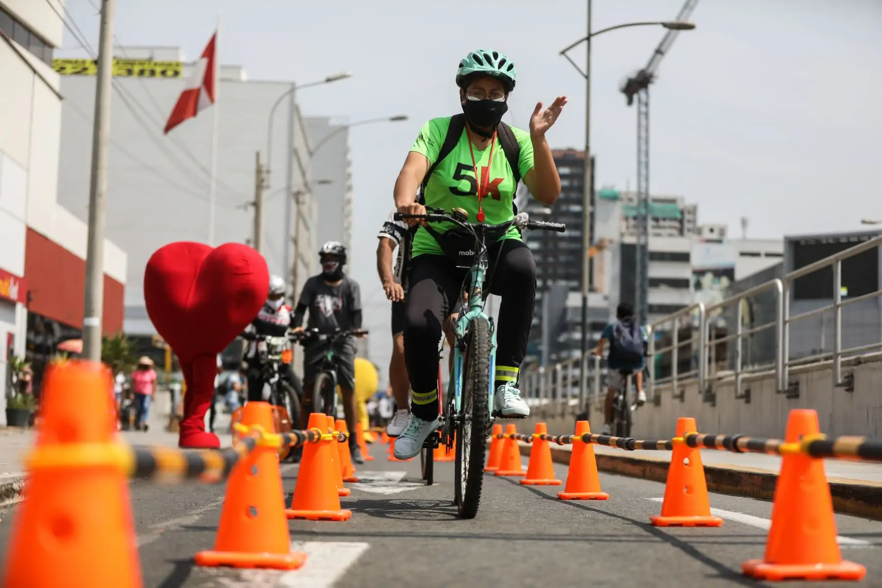 Ciclistas celebran el Día del Amor y la Amistad pedaleando en la ciclovía de la Av. Arequipa. Amigos, enamorados, novios y esposos participan de las actividades por motivo del Día de San Valentín. Foto: MML