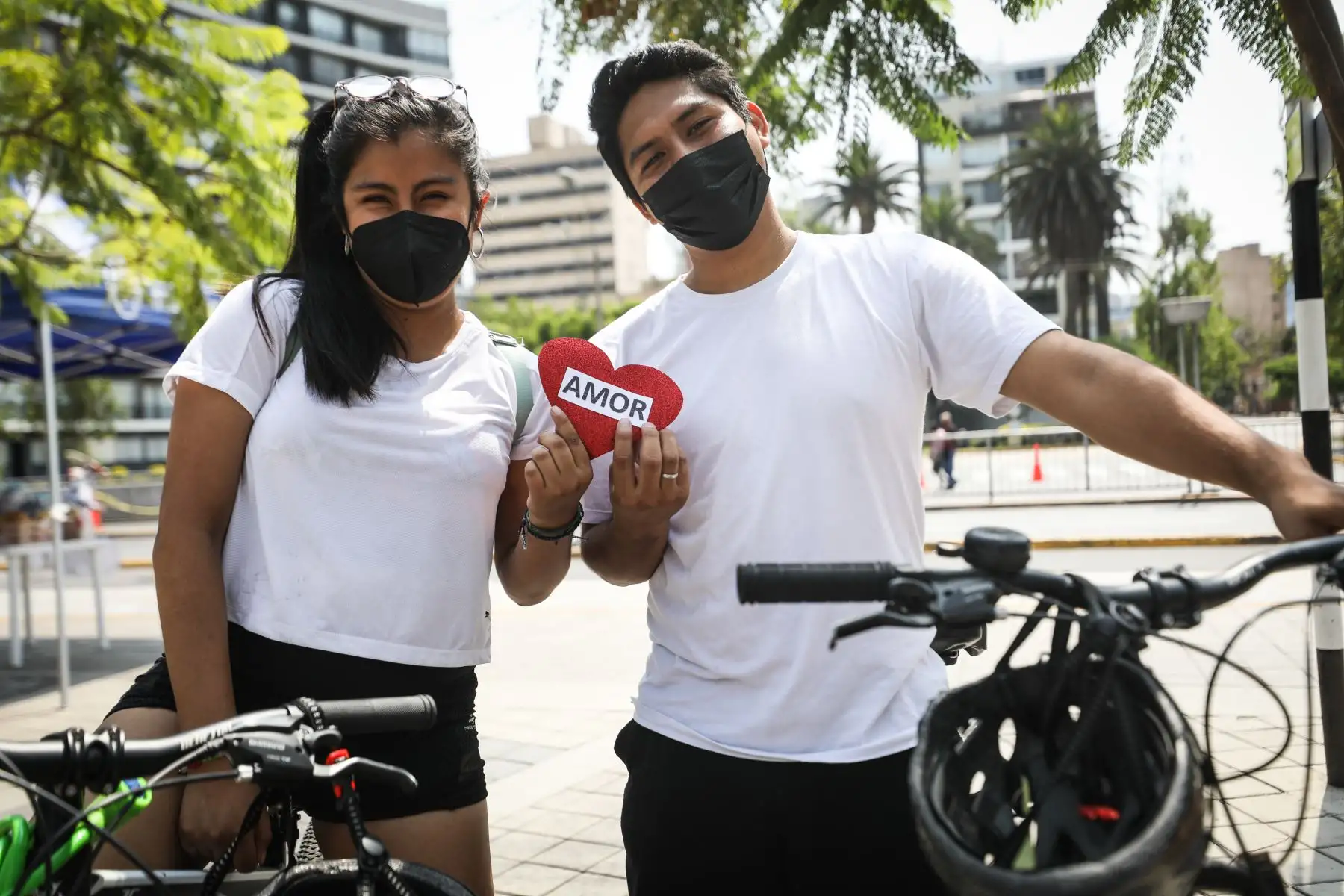 Ciclistas celebran el Día del Amor y la Amistad pedaleando en la ciclovía de la Av. Arequipa. Amigos, enamorados, novios y esposos participan de las actividades por motivo del Día de San Valentín. Foto: MML