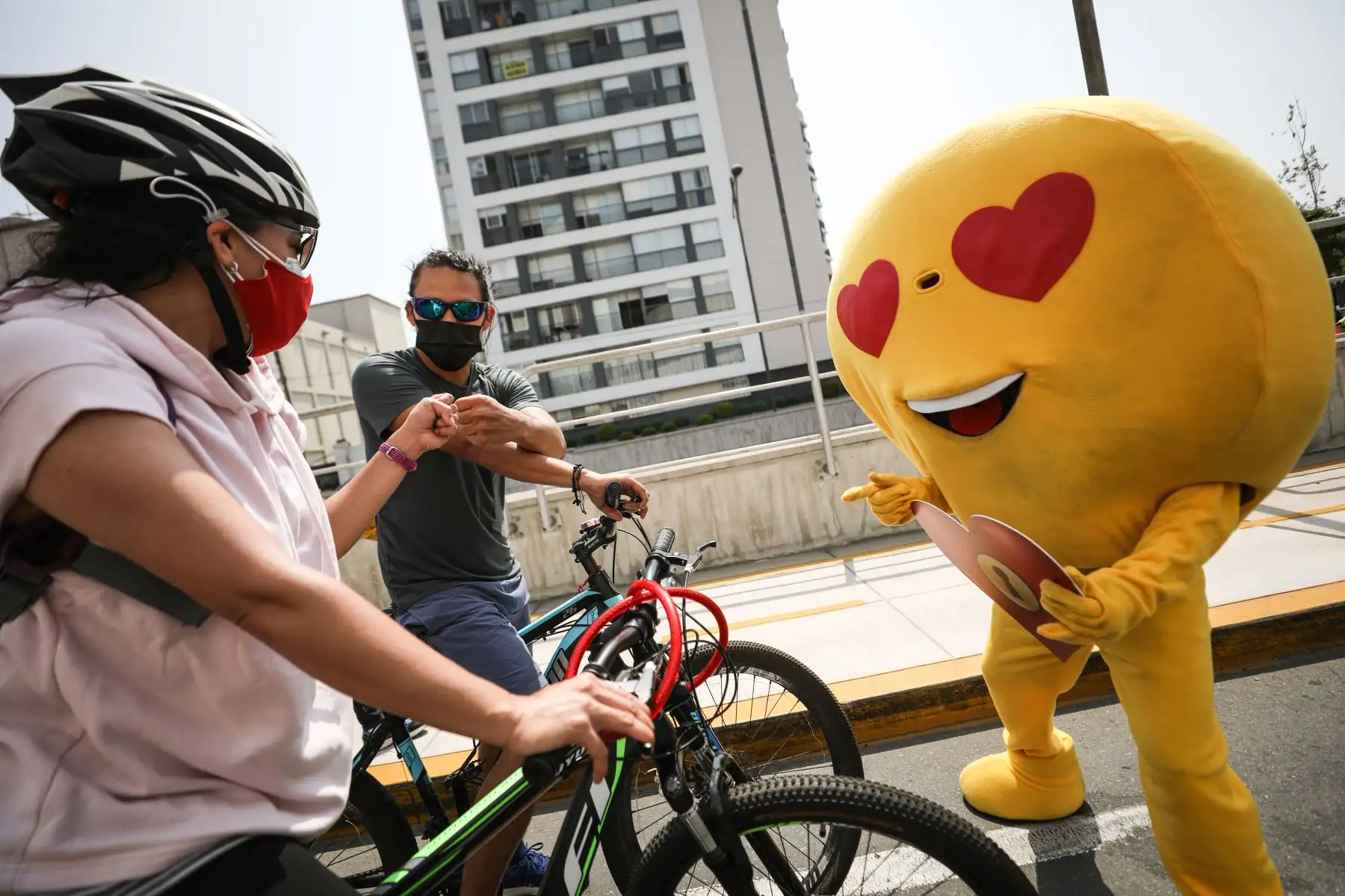 Ciclistas celebran el Día del Amor y la Amistad pedaleando en la ciclovía de la Av. Arequipa. Amigos, enamorados, novios y esposos participan de las actividades por motivo del Día de San Valentín. Foto: MML