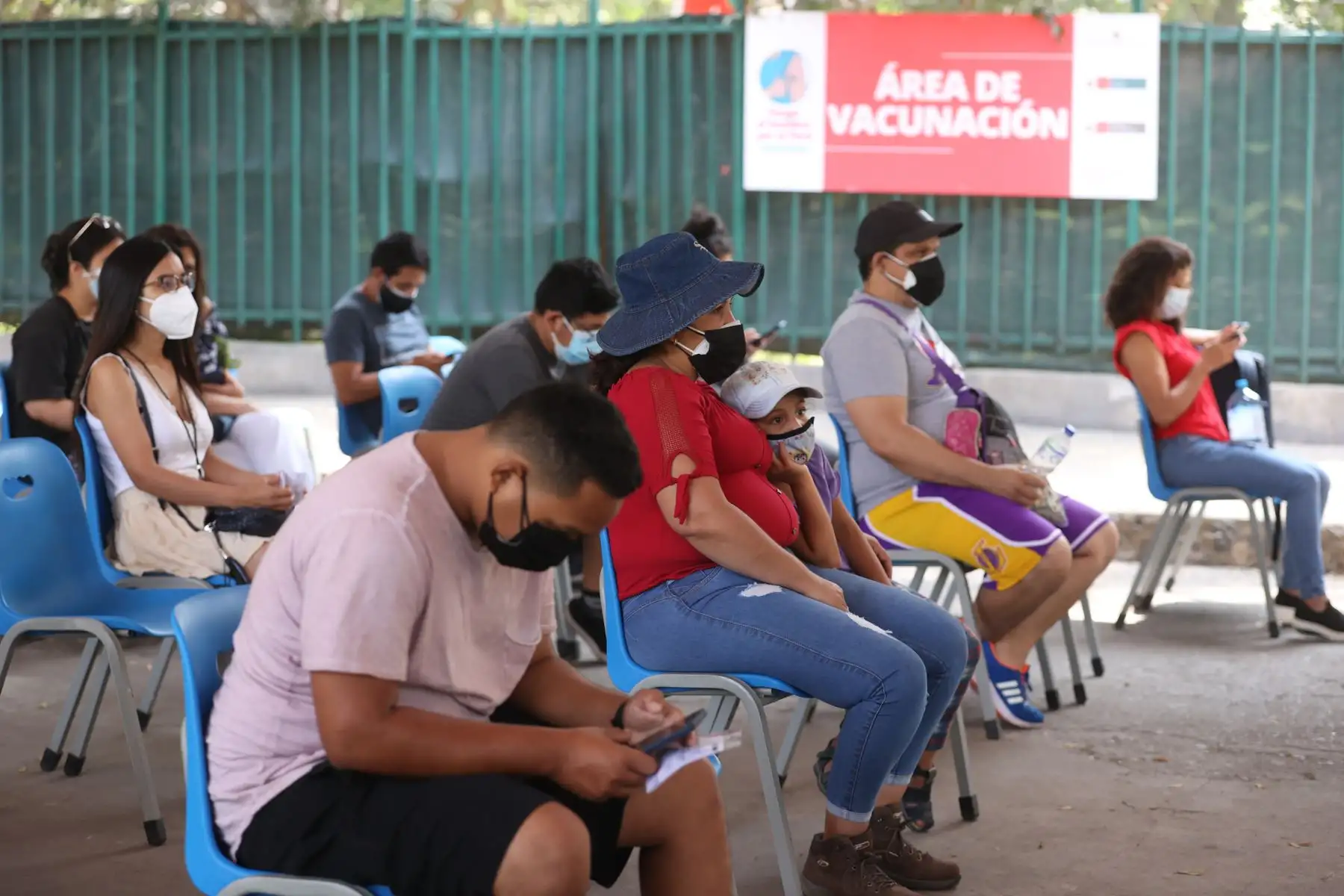 El Ministerio de Salud realiza vacunación contra la covid-19 a niños, jóvenes y adultos en Campo de Marte. Foto: ANDINA/Vidal Tarqui