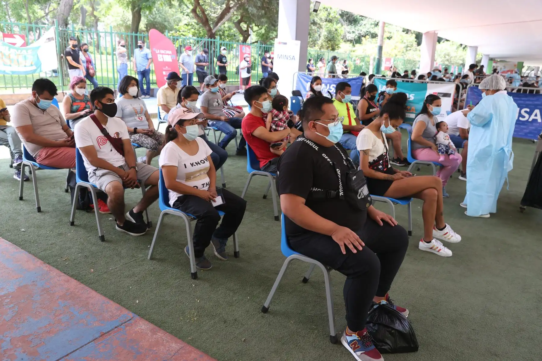 El Ministerio de Salud realiza vacunación contra la covid-19 a niños, jóvenes y adultos en Campo de Marte. Foto: ANDINA/Vidal Tarqui