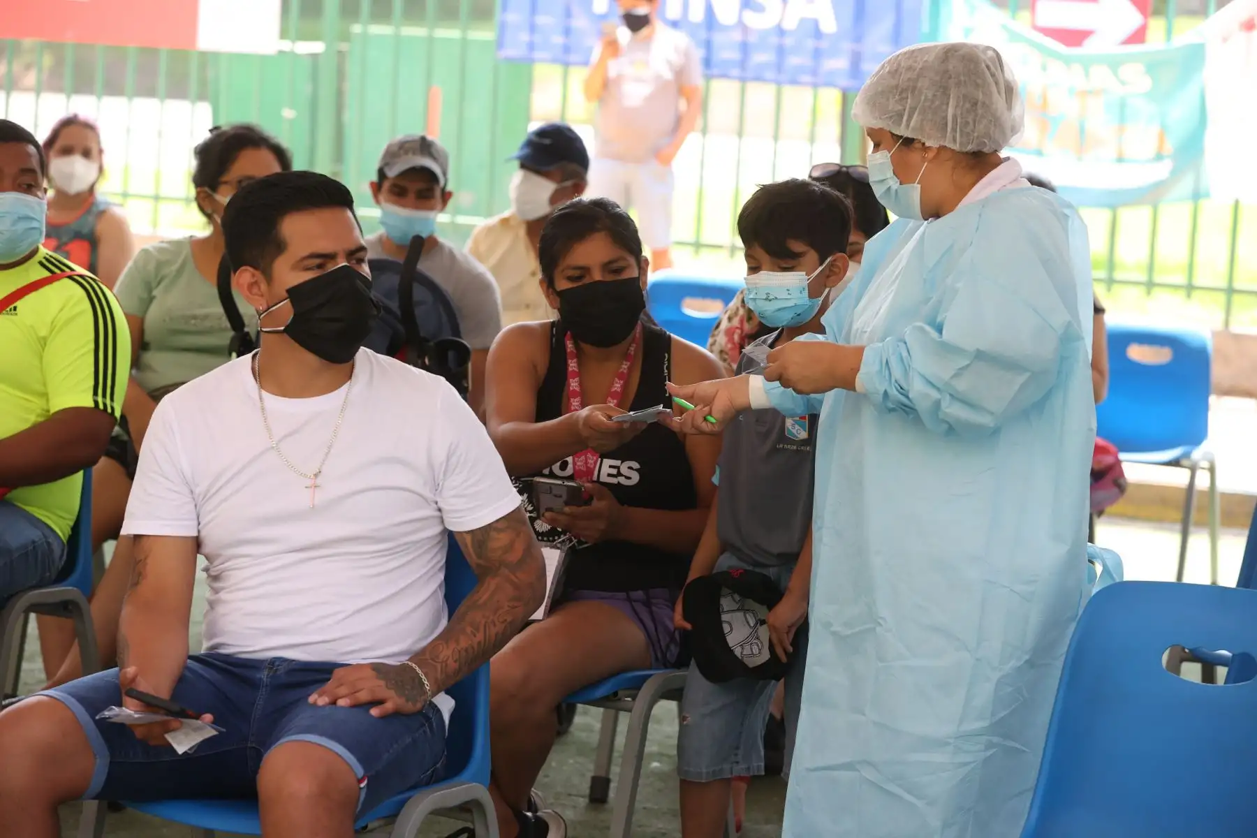 El Ministerio de Salud realiza vacunación contra la covid-19 a niños, jóvenes y adultos en Campo de Marte. Foto: ANDINA/Vidal Tarqui