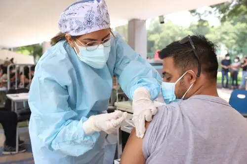 El Ministerio de Salud realiza vacunación contra la covid-19 a niños, jóvenes y adultos en Campo de Marte. Foto: ANDINA/Vidal Tarqui