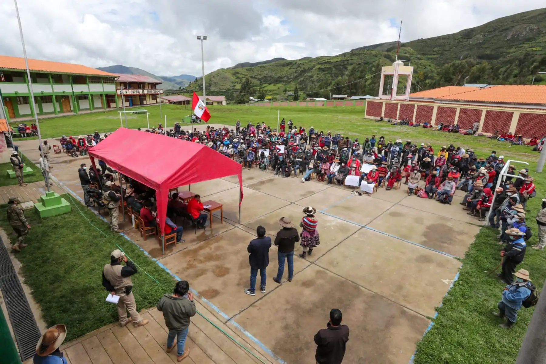 El presidente del Consejo de Ministros, Aníbal Torres, se encuentra en el distrito cusqueño de Ccapacmarca dialogando sobre demandas en el corredor minero. El premier lidera la comisión del Ejecutivo y encabeza la reunión con la comunidad campesina, la empresa Las Bambas y congresistas, en la I.E. Señor de Huanca. Foto: PCM