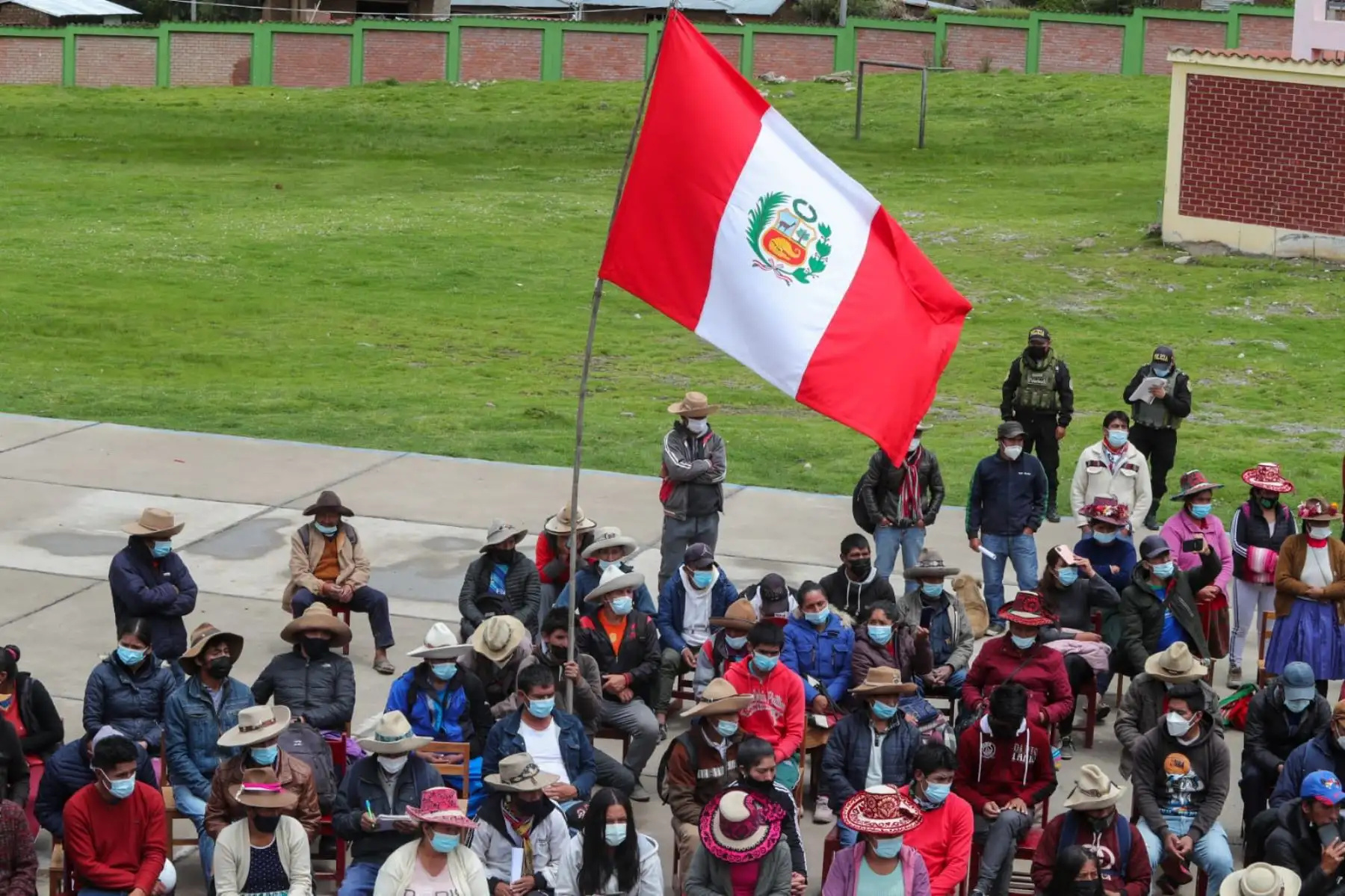 El presidente del Consejo de Ministros, Aníbal Torres, se encuentra en el distrito cusqueño de Ccapacmarca dialogando sobre demandas en el corredor minero. El premier lidera la comisión del Ejecutivo y encabeza la reunión con la comunidad campesina, la empresa Las Bambas y congresistas, en la I.E. Señor de Huanca. Foto: PCM